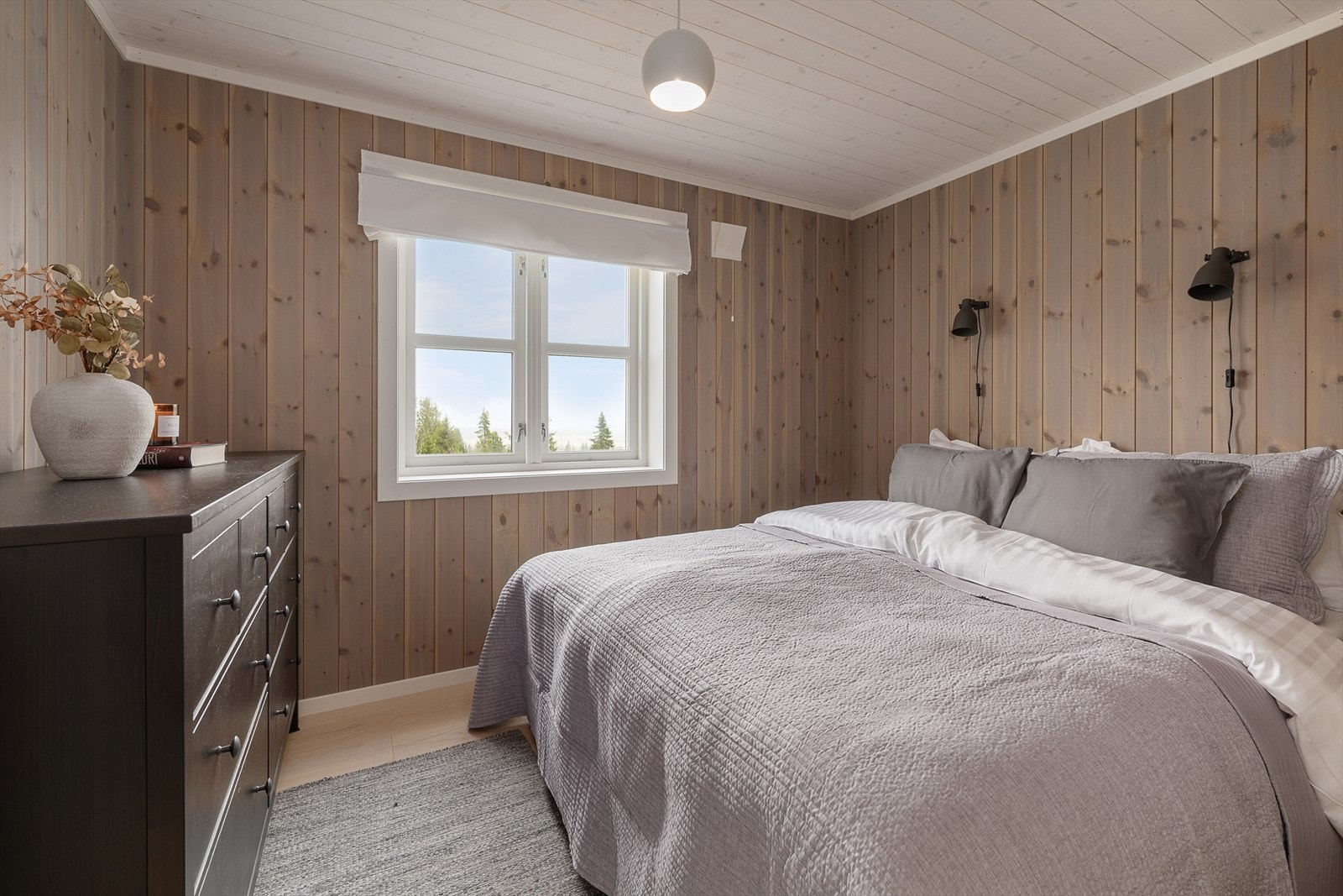 Soverom 2 innredet med dobbeltseng. Plass til kommode for oppbevaring. Galleribilde