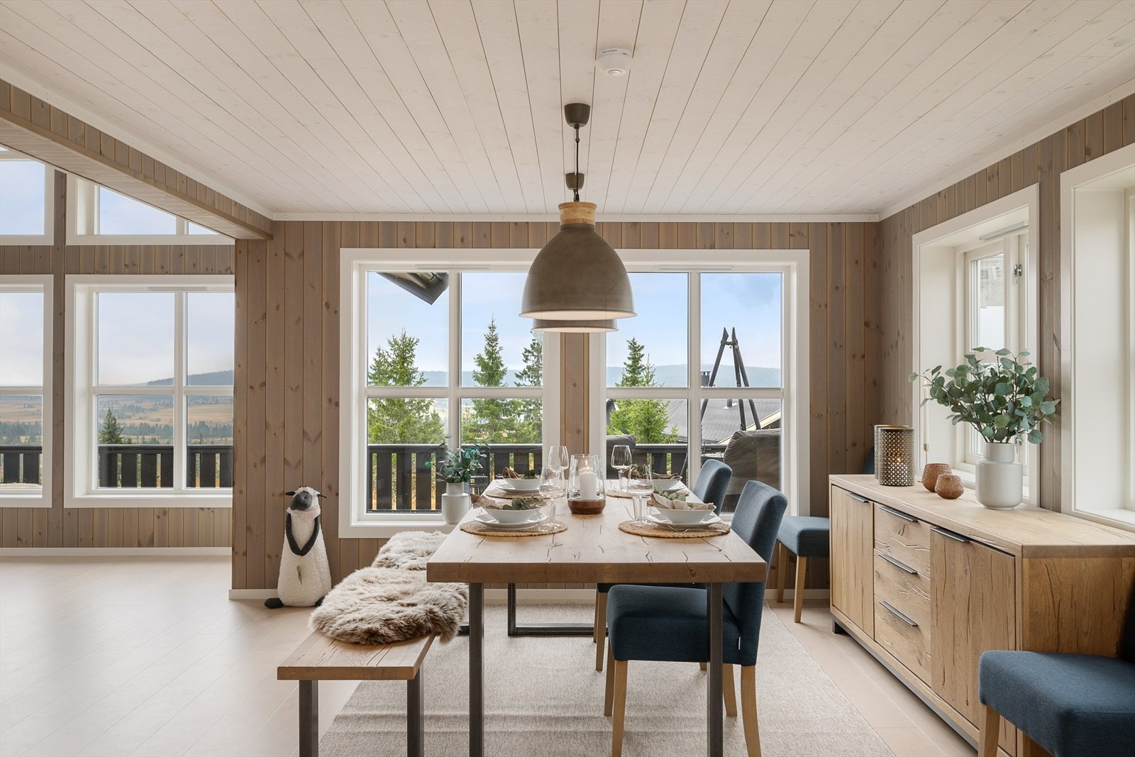 Et utrolig flott rom og det naturlige samlingstedet i hytta. Galleribilde