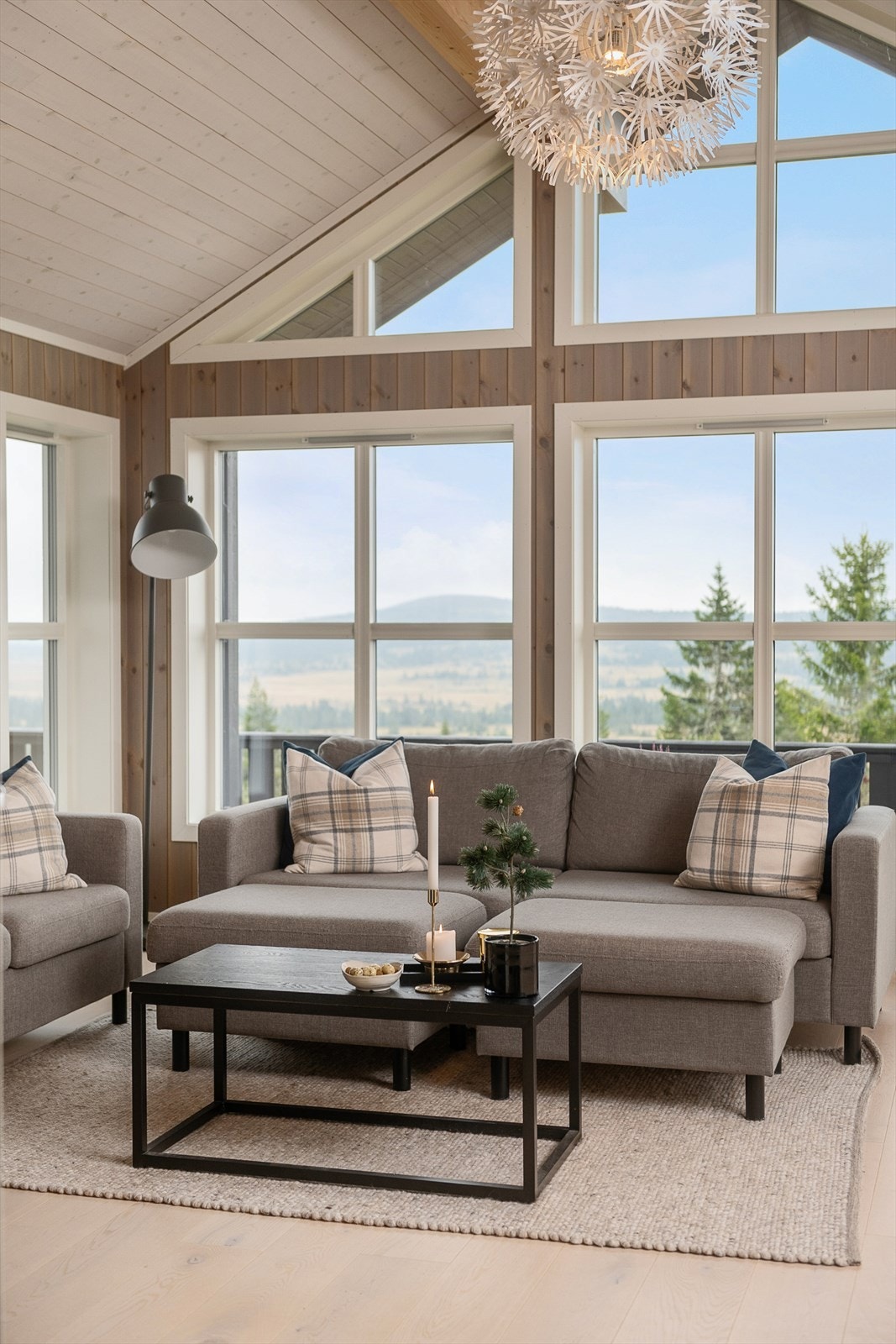 Utrolig fint lysinnslipp i stua. Galleribilde