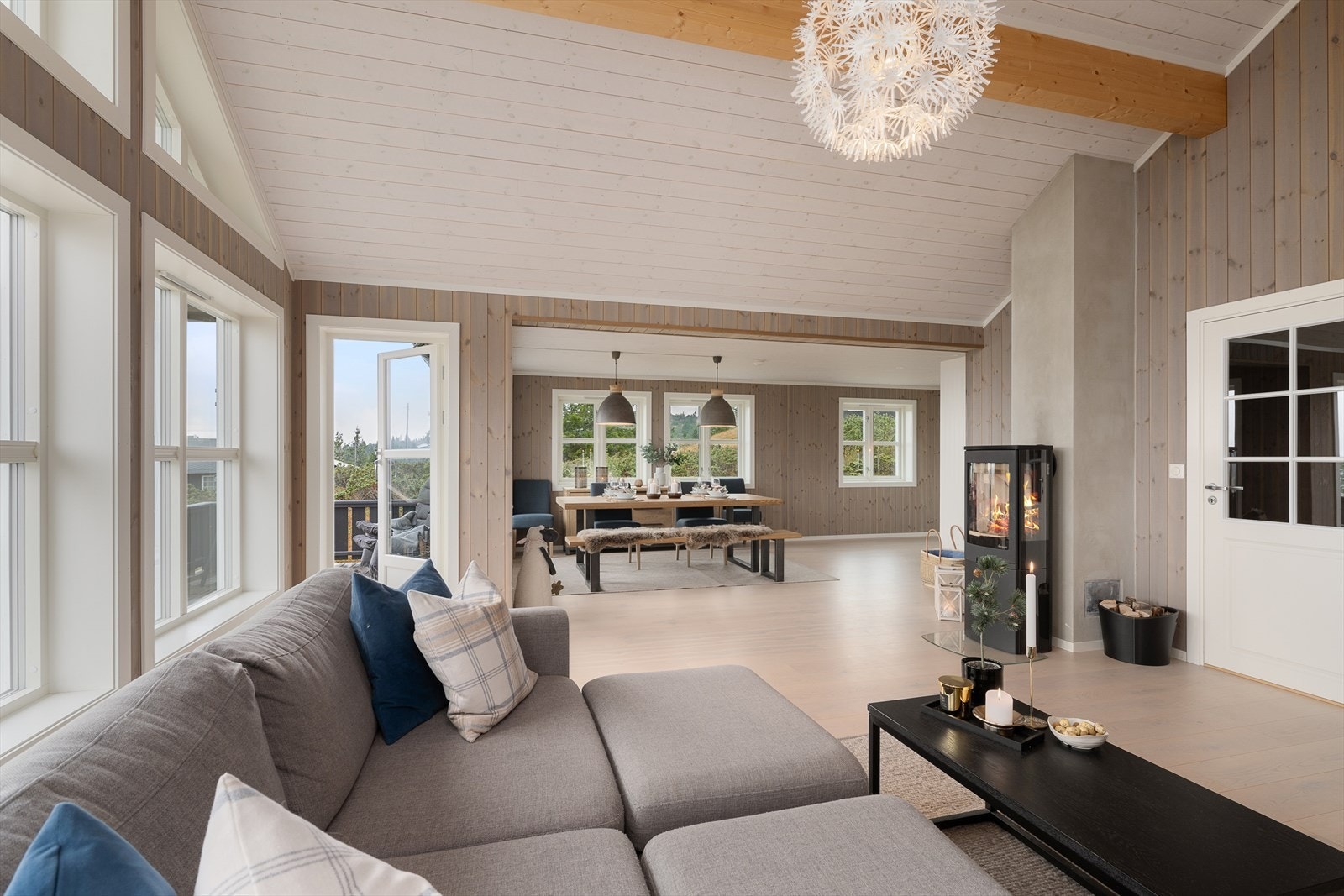 Den romslige stua har god plass til både salong og langbord. Peisovnen sørger for god varme og hyggelig stemning. Galleribilde