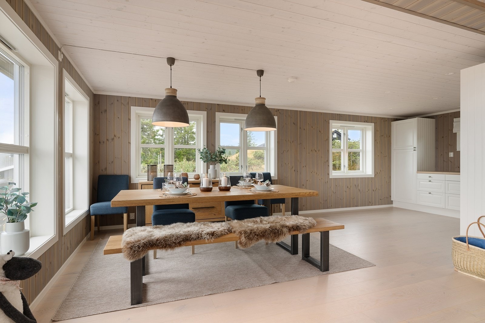 Kjøkkenet ligger delivs åpent mot stue/spisestue. Galleribilde