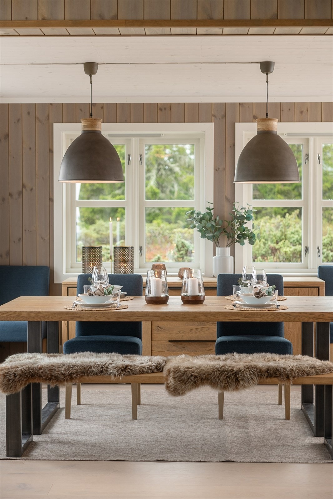 Fin plassering av spisebordet foran vinduene. Fin kontakt mot både kjøkken og stue. Galleribilde