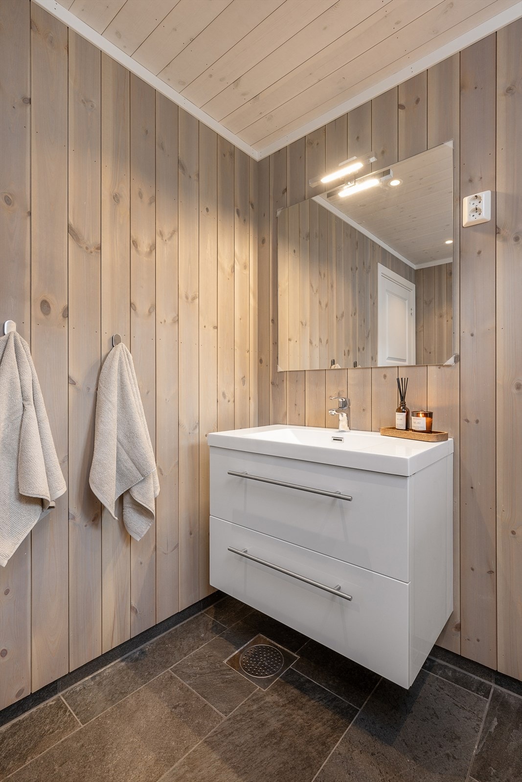 Baderomsinnredning med skuffer for oppbevaring. Galleribilde