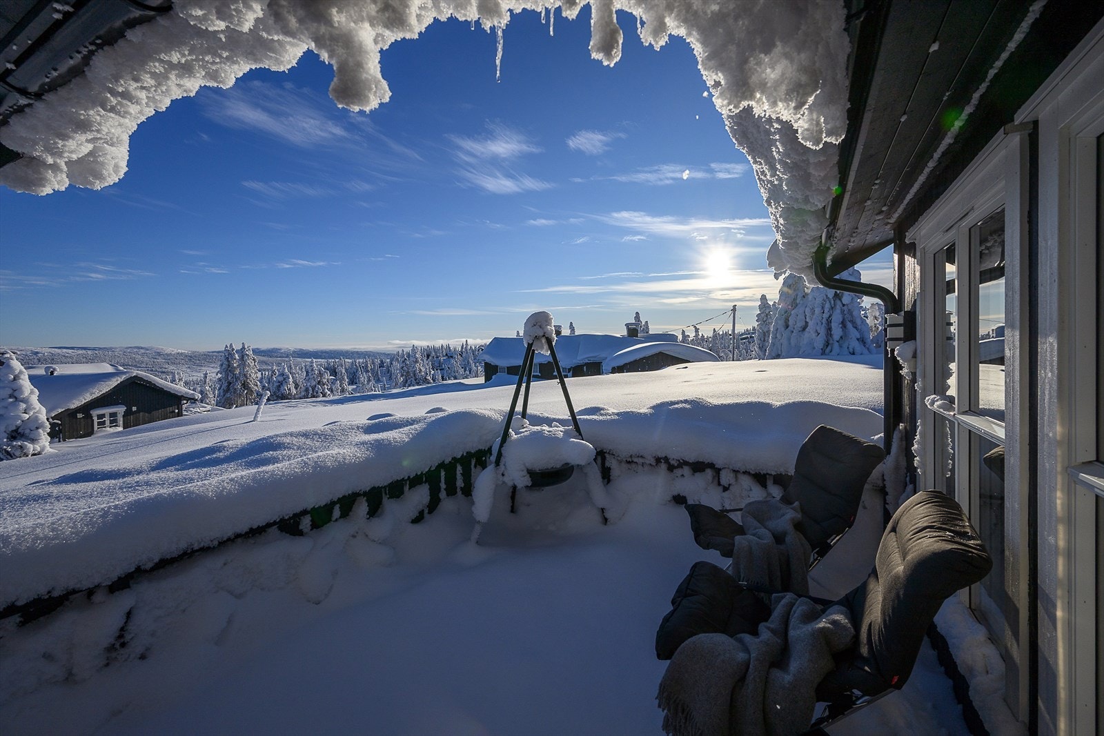 Den fine terrassen gir gode muligheter til å slappe av i hytteveggen etter en dag på tur. Galleribilde