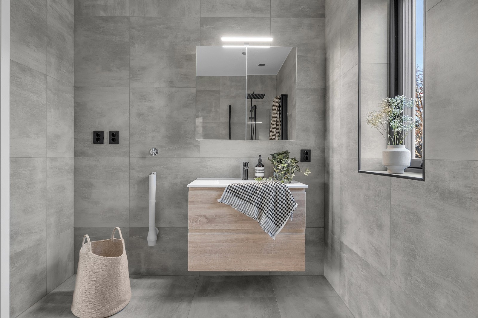 Moderne innredning og speilskap.