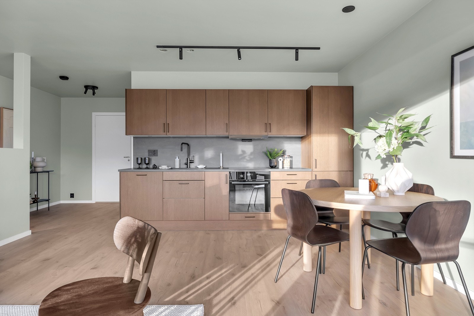 God plass til spisebord i overgang mot kjøkken.