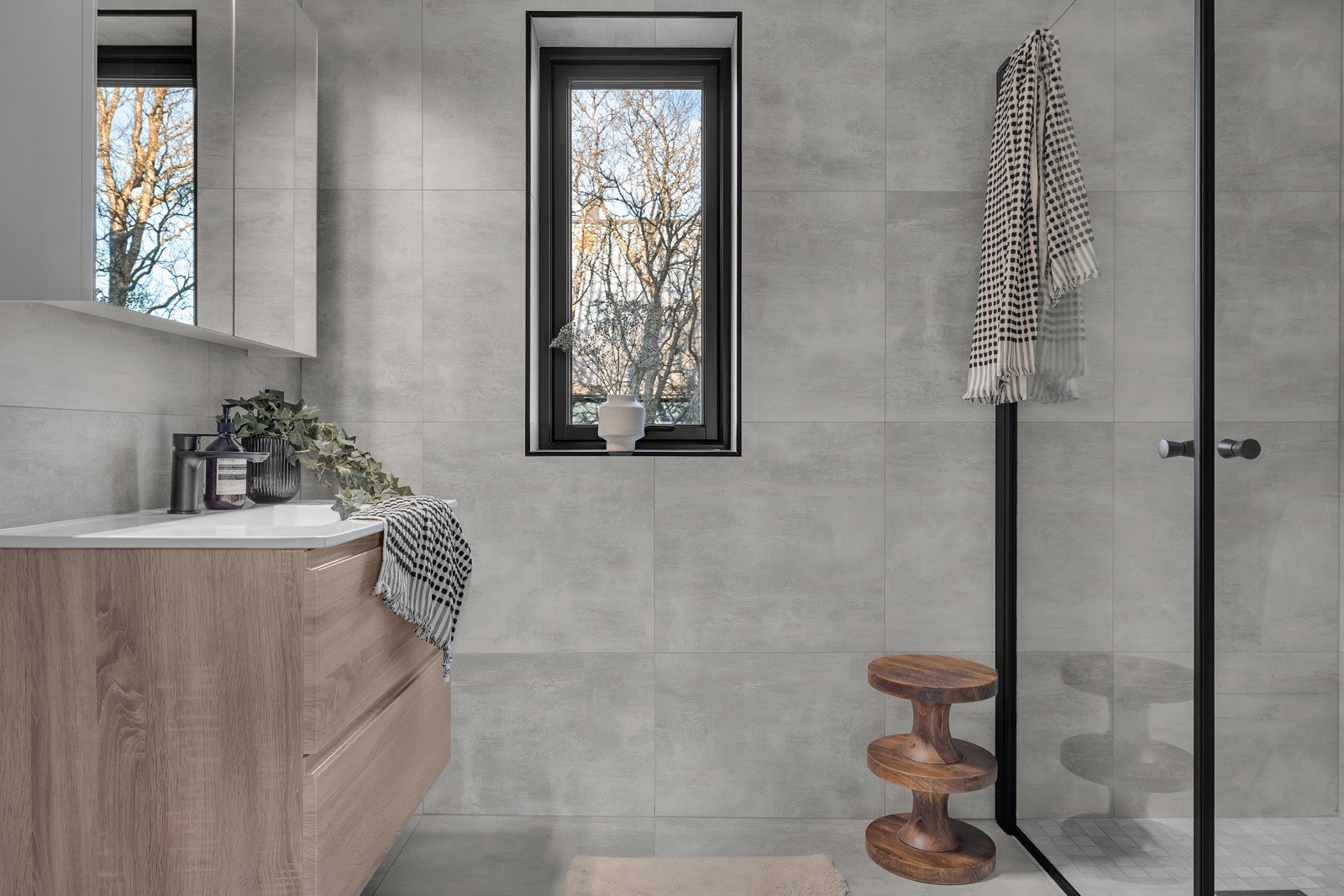 Dusjhjørne med svarte detaljer.