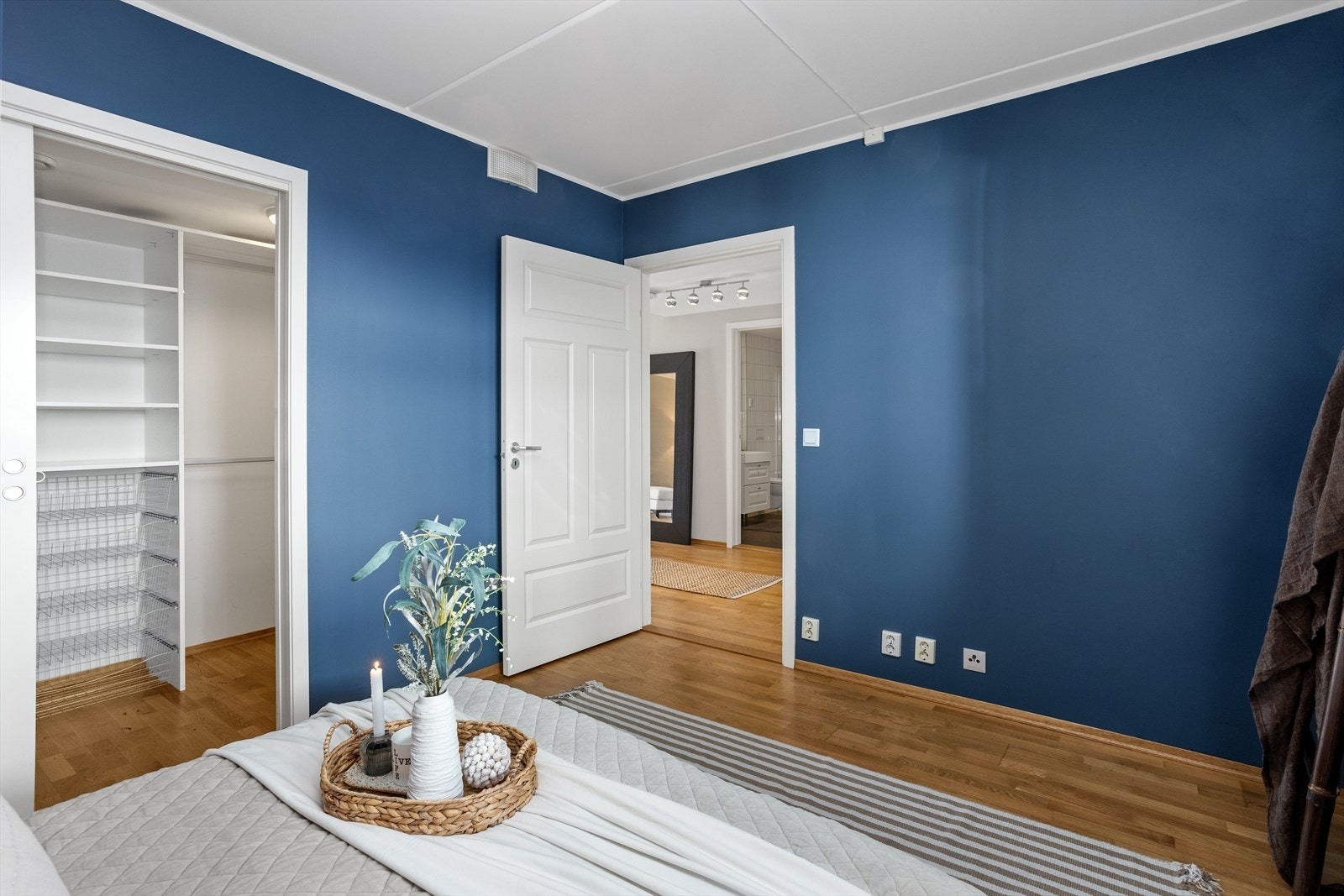 Hovedsoverommet byr også på en flott løsning med skyvedør som leder inn til inn til tilknyttet walk-in garderobe, et rom som eventuelt kan benyttes som innerbod i tilllegg til boden i underetasjen. Dette rommet tilfører litt "hverdagsluksus" til hjemmet. Galleribilde