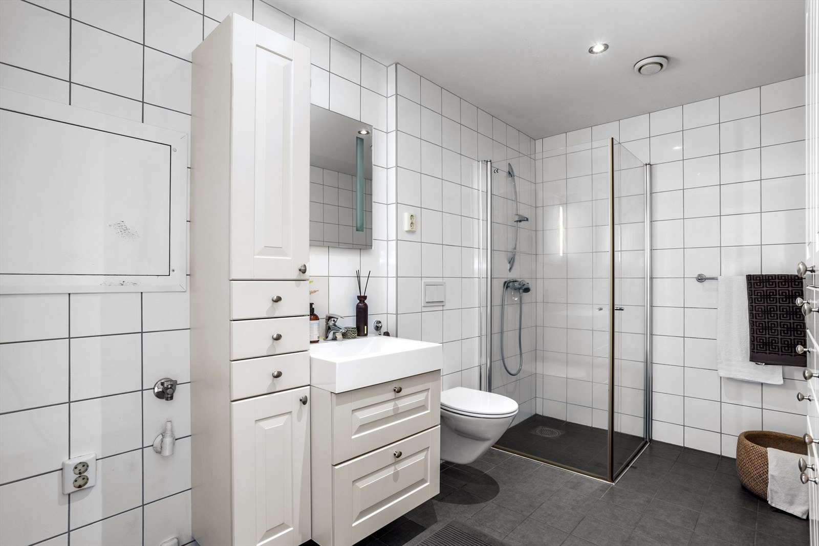 Badet er lyst og innbydende. Hva er ikke mer behagelig enn å komme inn på et varmt, lunt og delikat bad på morgenen? Badet er utstyrt med dusj, toalett og rommet har flislagte vegger og flislagte gulv med elektrisk gulvvarme. Veggene har lyse veggfliser. Galleribilde