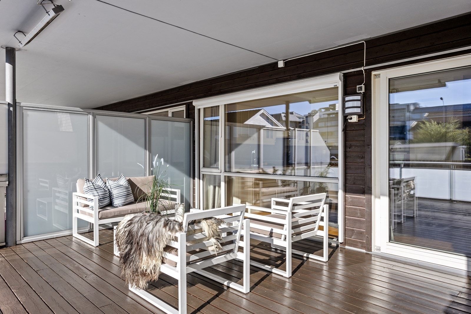 Leiligheten har en herlig plassert terrasse mot syd på 26 m² med tilgang fra stue-/kjøkkensonen. Galleribilde