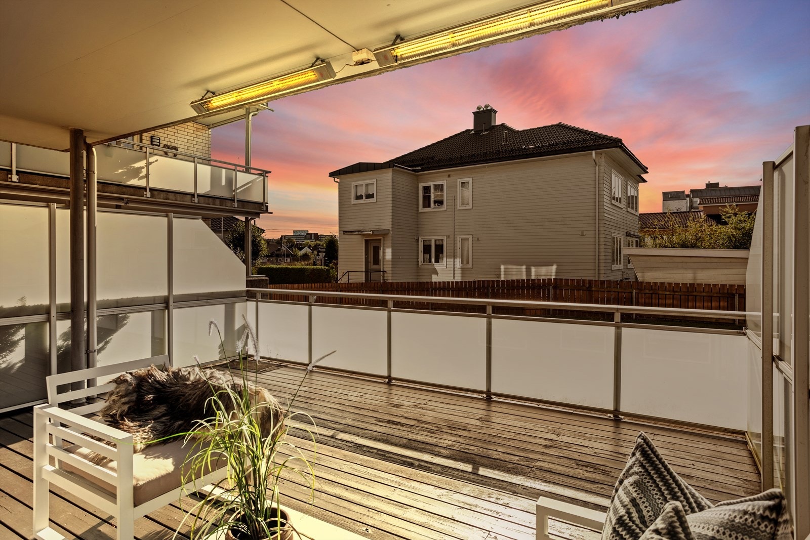 Det er montert både utebelysing og stikkontakter. Det er også montert enkelte varmelister (terrassevarmere) under takoverbygget. Galleribilde