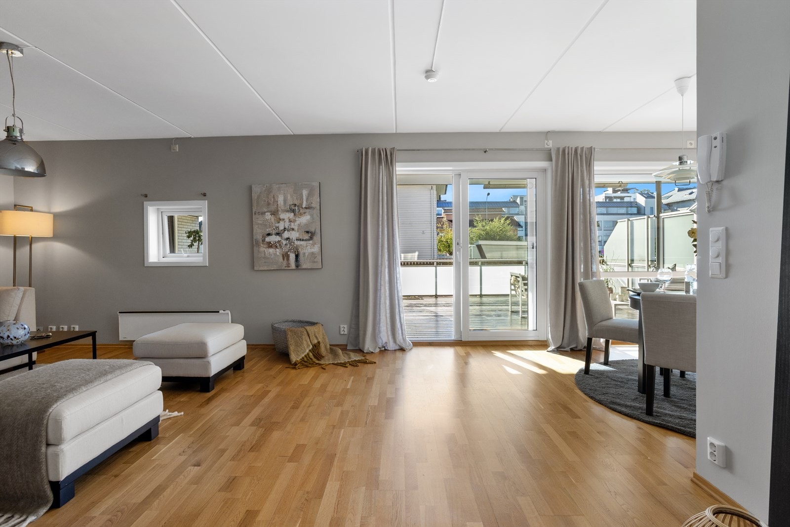 Kjøkkenet, stue-/spisestuen og forstuen har helt nymalte innervegger. Disse er malt i fargen "Sand" - en varm, lun og moderne farge. Galleribilde