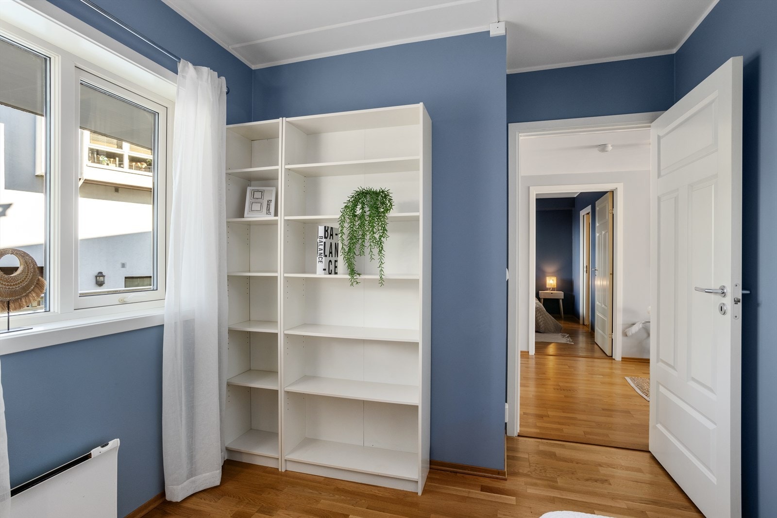 Leilighetens andre soverom har fleksible møbleringsmuligheter. Her er det plass til enkelt-/halvannenseng og evt. kontor-/arbeidsplass hvis ønskelig. Det er plass til garderobeskap vis a vis sonen for naturlig plassering av seng i rommet. Galleribilde