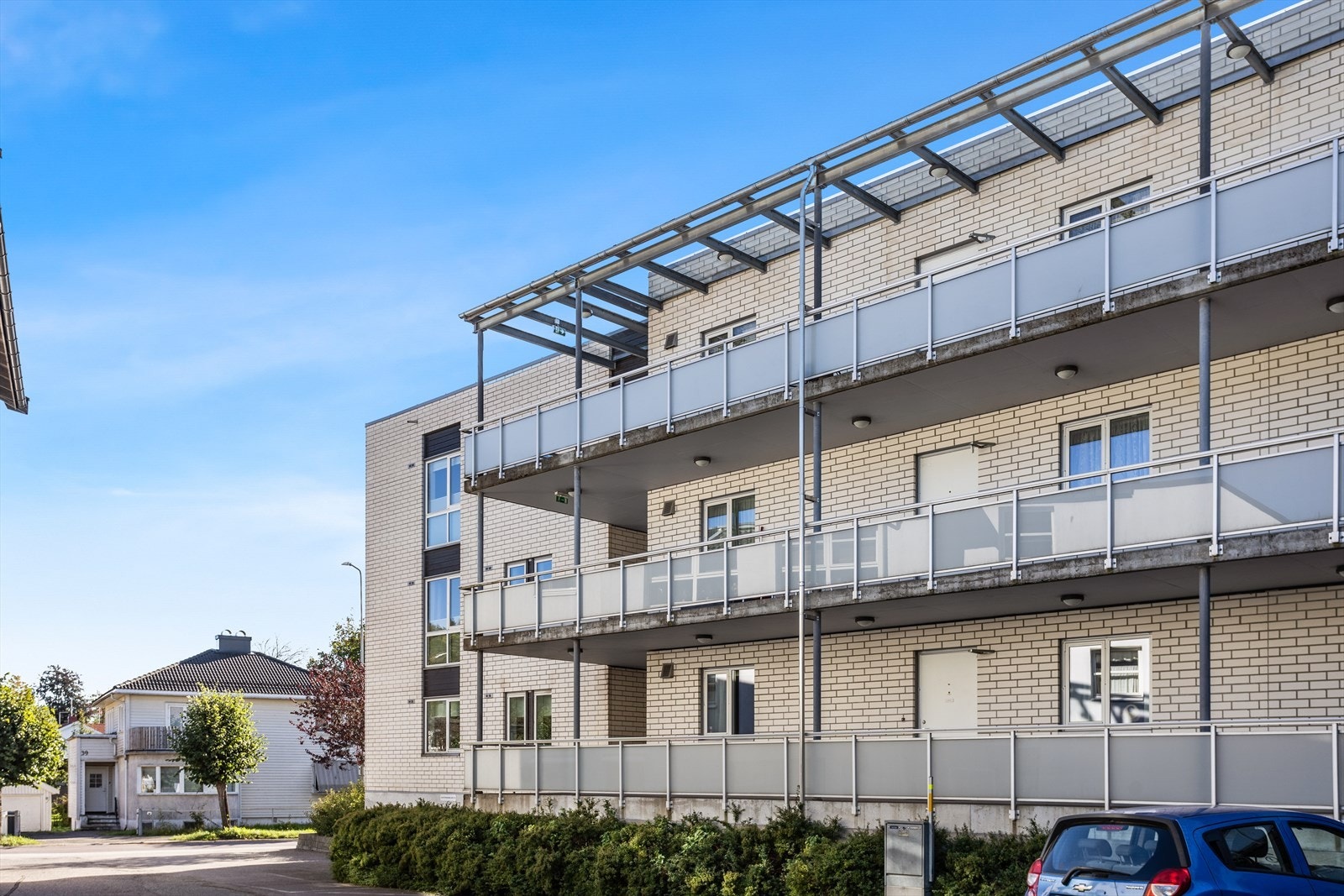 Alt av vedlikehold som snørydding, gressklipping og øvrig vedlikehold av fellesarealene blir utført av sameiets fellestjenester. Her kan du med andre ord låse døren og bekymringsfritt reise bort så lenge du vil. Galleribilde