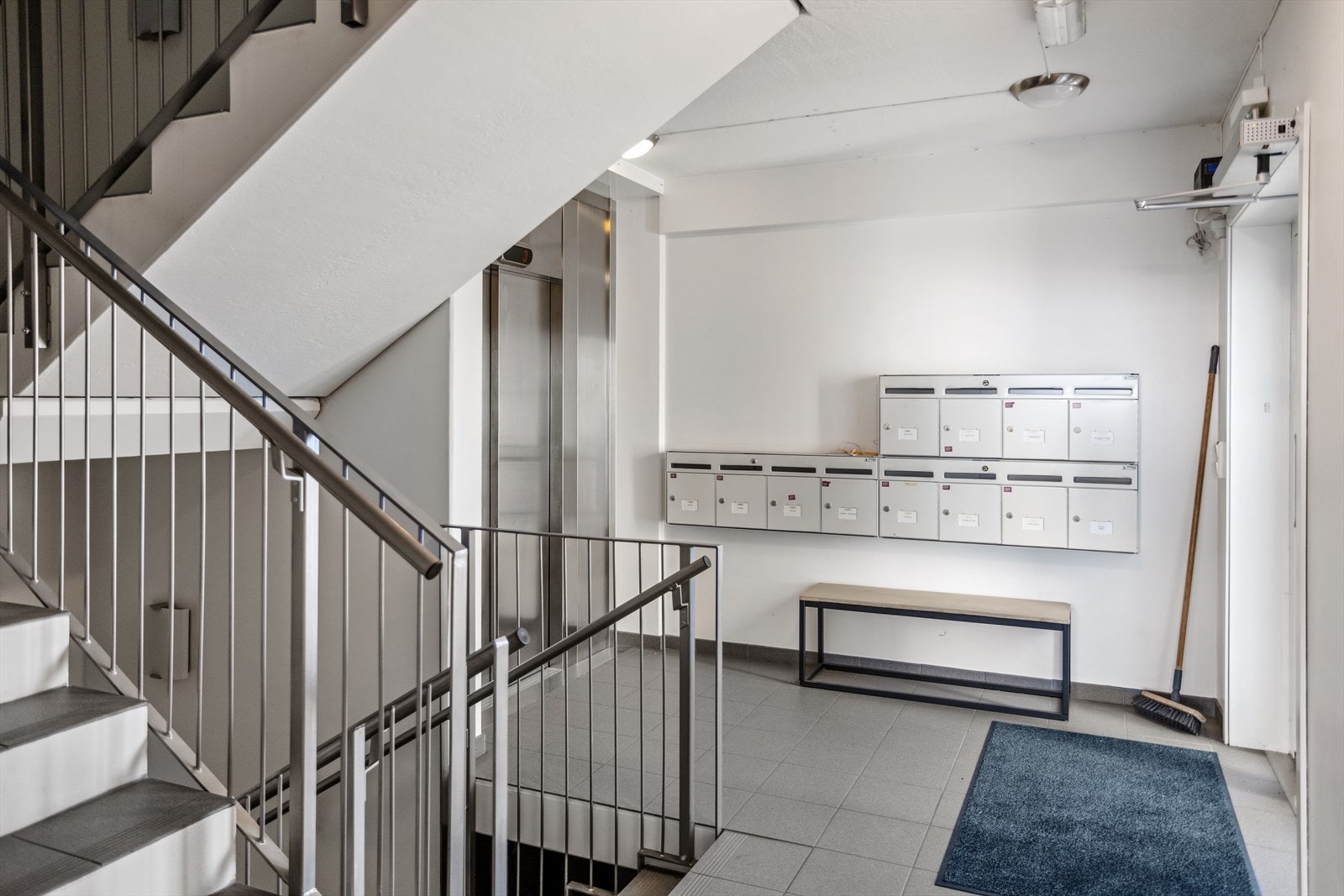 Det er felles adkomstparti med heis og trapper på syd-øst siden av bygget. Galleribilde