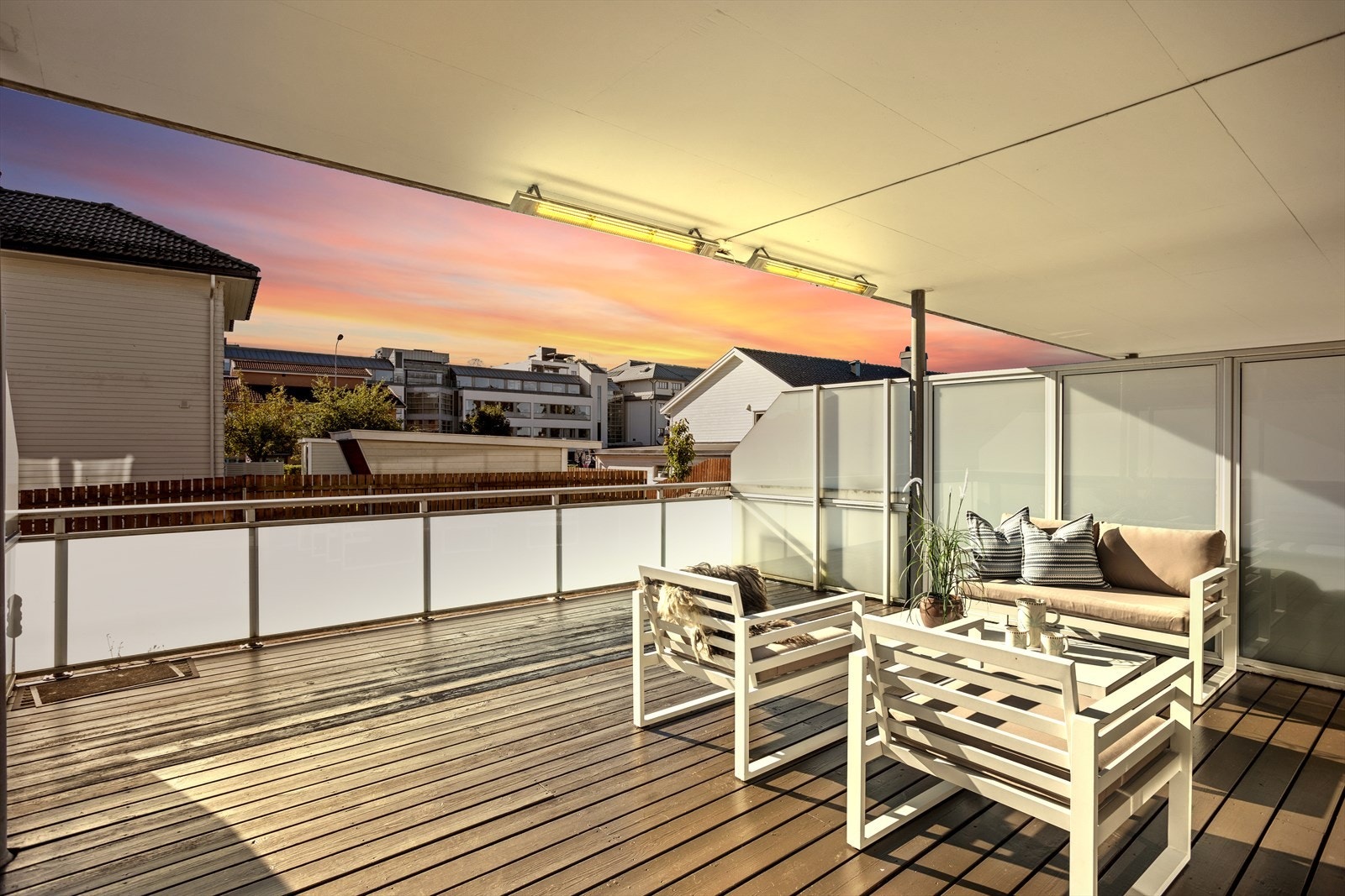 Terrassen blir som en "ekstra stue" store deler av året og størrelsen gir plass for rikelig med plass for utemøbler, soner for grilling og solbading. Galleribilde