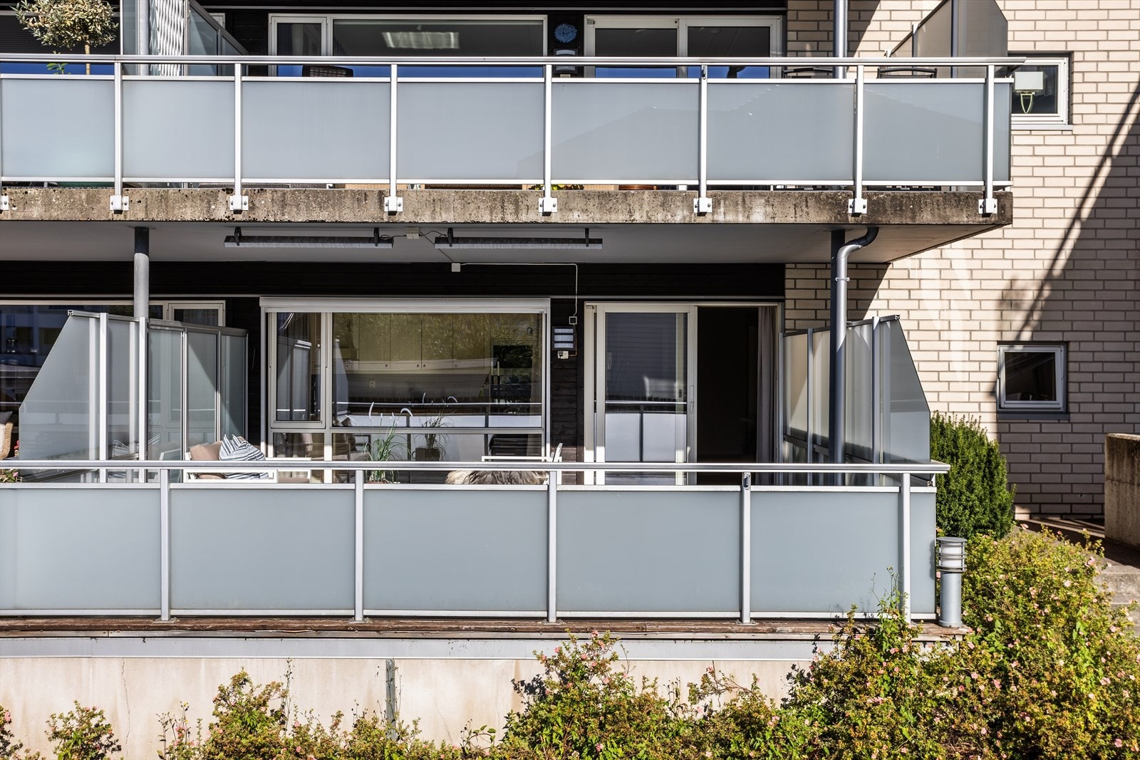 Leiligheten og terrassen ligger som "høy 1. etasje" - godt løftet opp fra terrenget. Galleribilde