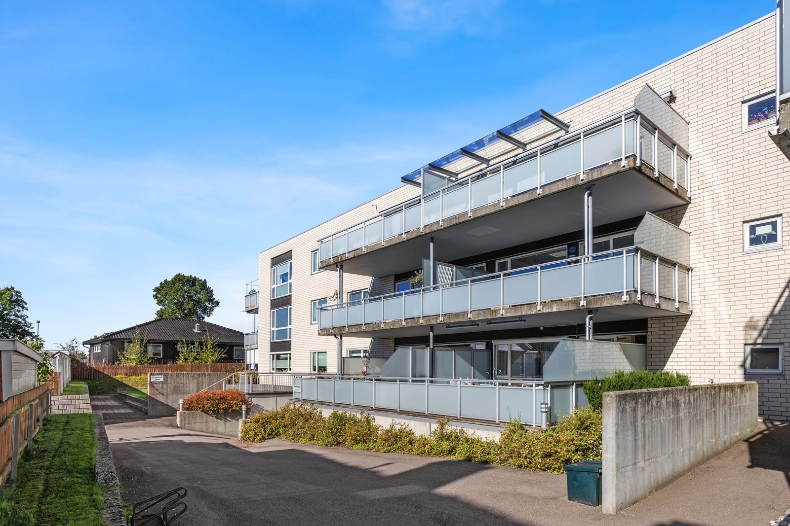 Boligsameiets felles tomt er på 1448,30 m². Tomten består hovedsakelig av asfaltert adkomstvei til parkeringskjeller, samt asfalterte gangveier I tillegg finnes det et mindre område med plen og diverse busker. Galleribilde