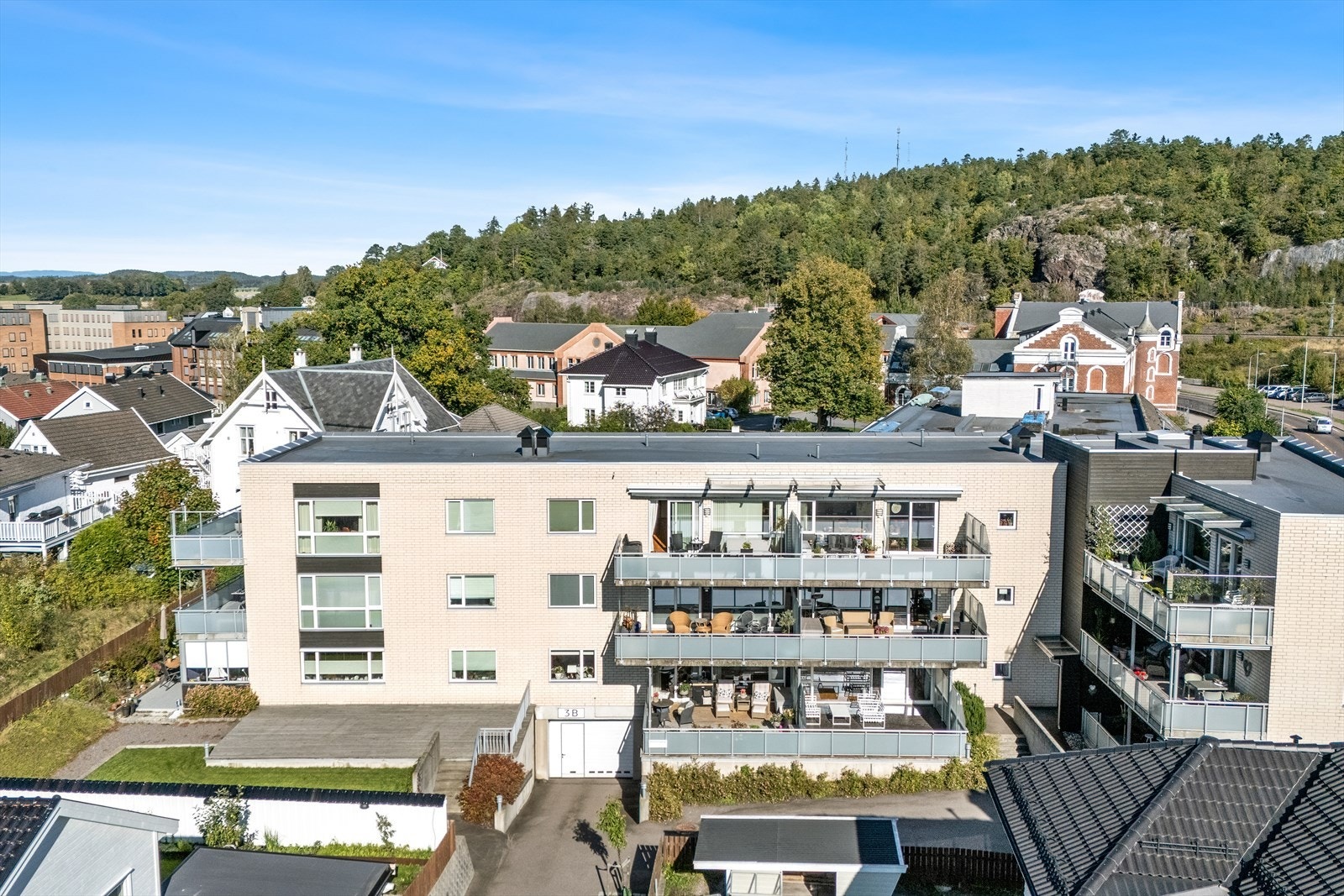 Det er også en felles hage samt felles uteplass på bakkenivået mot syd som disponeres av sameierne. Denne er bygget på støpt plate med impregnerte gulvbord av tre og har et totalt areal på ca. 49 m² (til venstre i bildet). Galleribilde