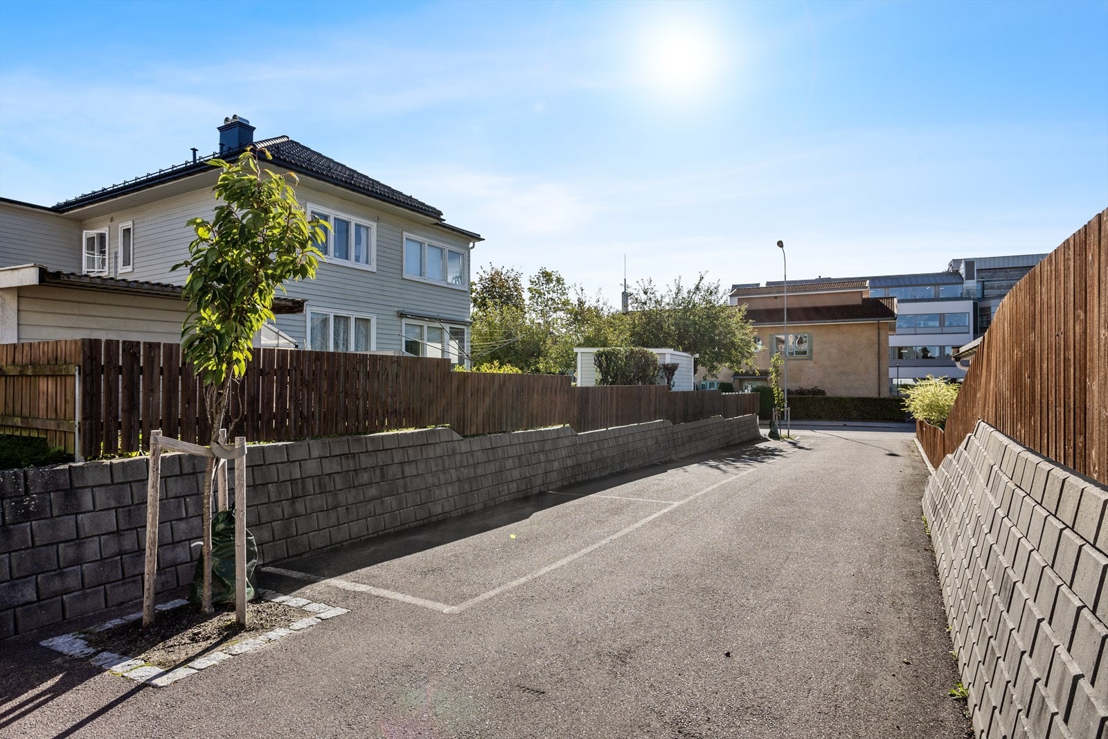 I tillegg til egen garasjeplass, er det utvendige, asfalterte p-plasser på sameiets eiendom. Disse ligger syd for bygningen ifm. privat stikkvei på sameiets egen tomtegrunn. Galleribilde