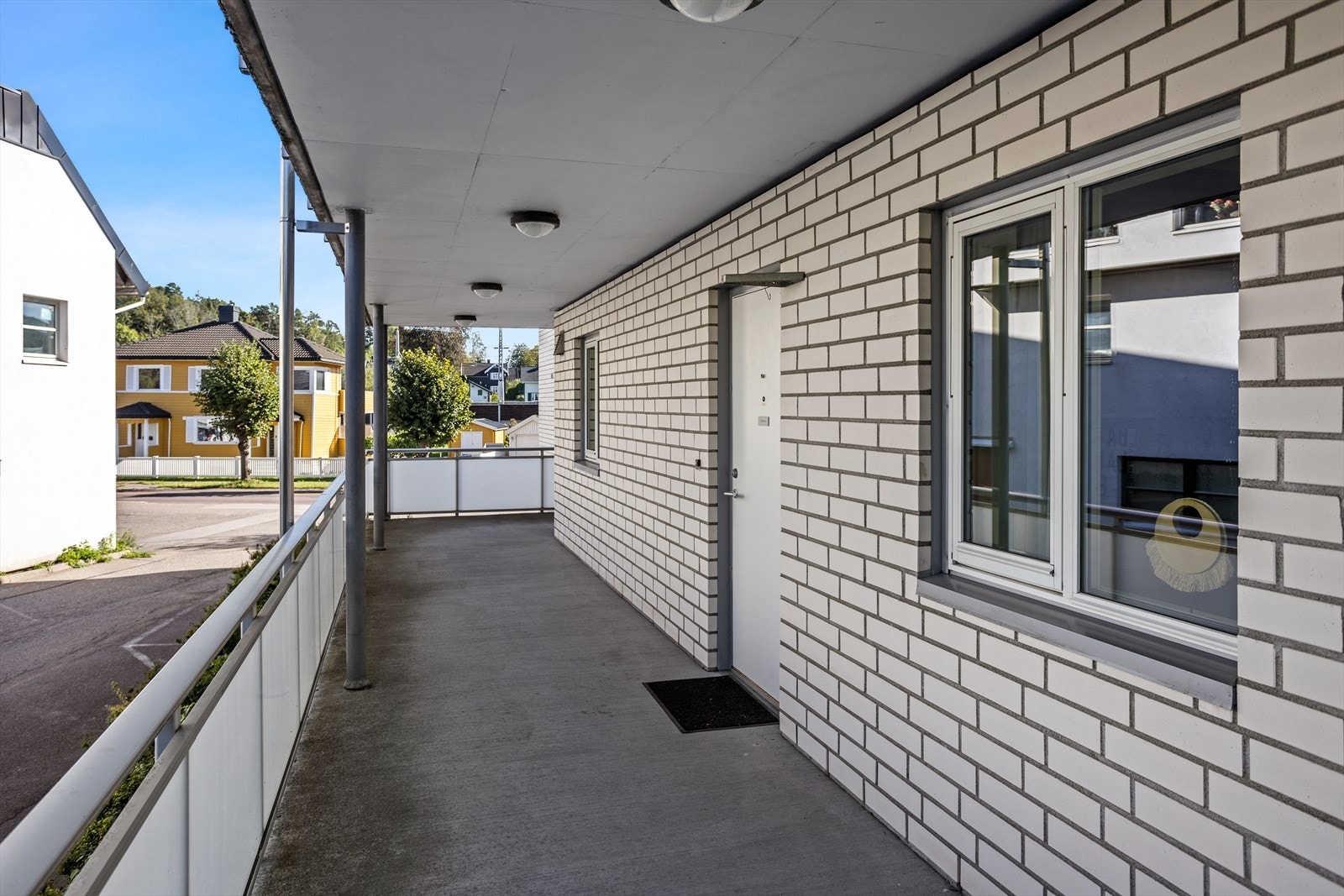 Overbygget og skjermet INNGANGSPARTI for leiligheten ved privat svalgang for sameiet hvor det er heisadkomst. Galleribilde