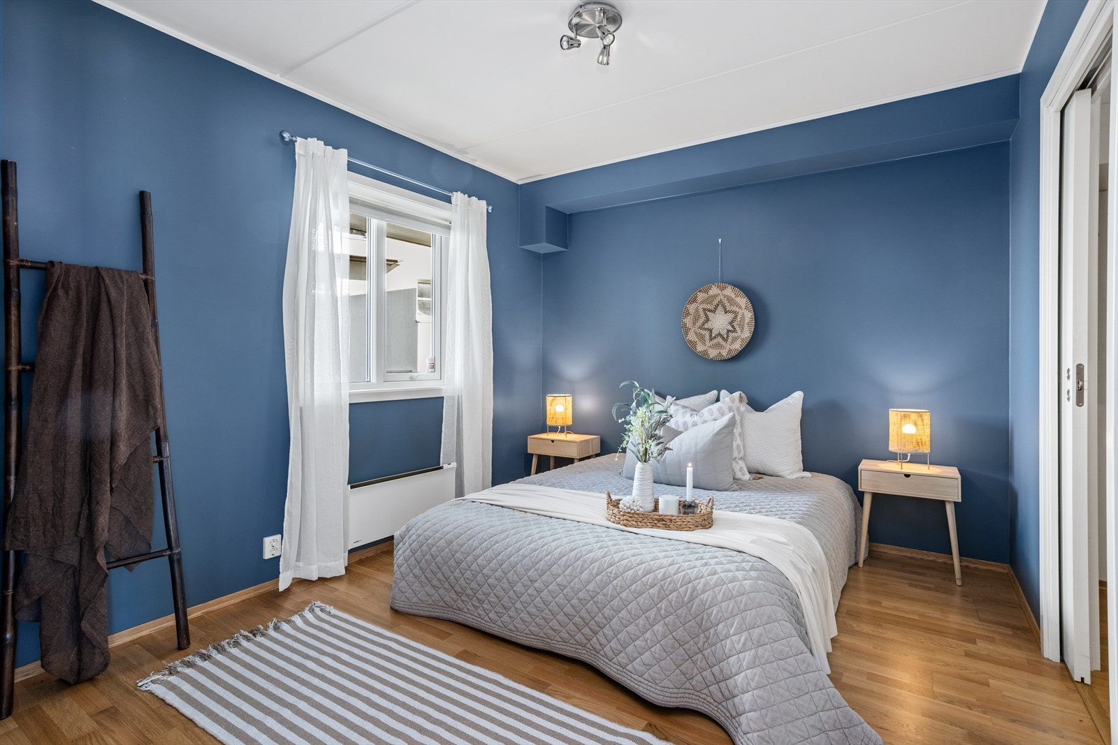 Soverommene er strategisk fint plassert i leiligheten, lengst unna stue-/kjøkkensonen og vis-a-vis hverandre med inngang fra innerste del av forstuen. Plasseringen gjør at begge soverommene har kort vei til bad baderommet og gjestetoalettrommet. Galleribilde