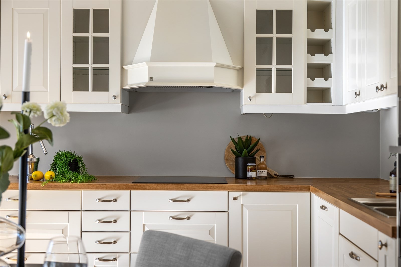 Leiligheten er innredet med et moderne, men likevel klassisk og stilrent kjøkken med hvitevarer som medfølger. Galleribilde