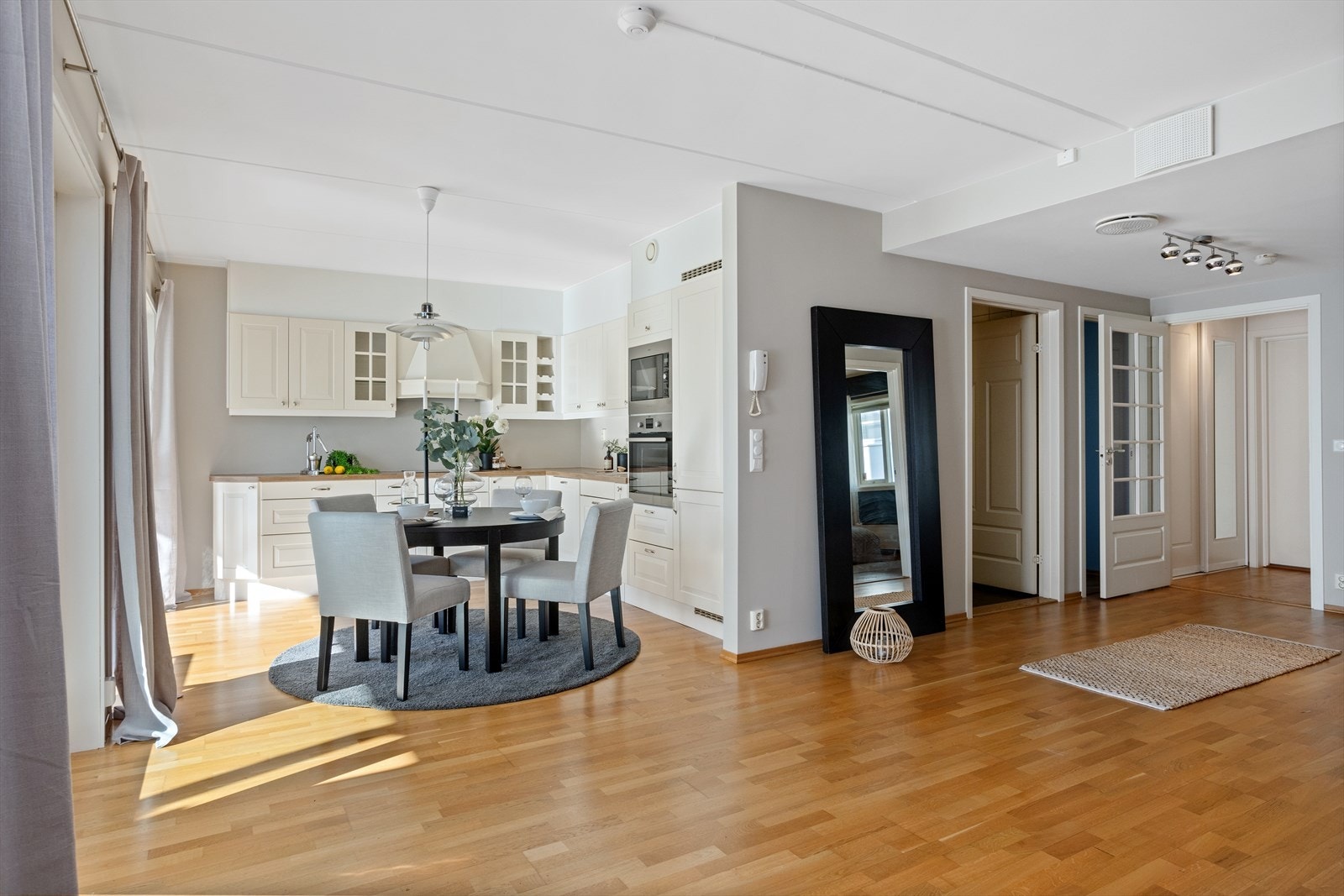 I alle rom det eikeparkett som er både klassiske, solide og gir et fint helhetsinntrykk. Galleribilde