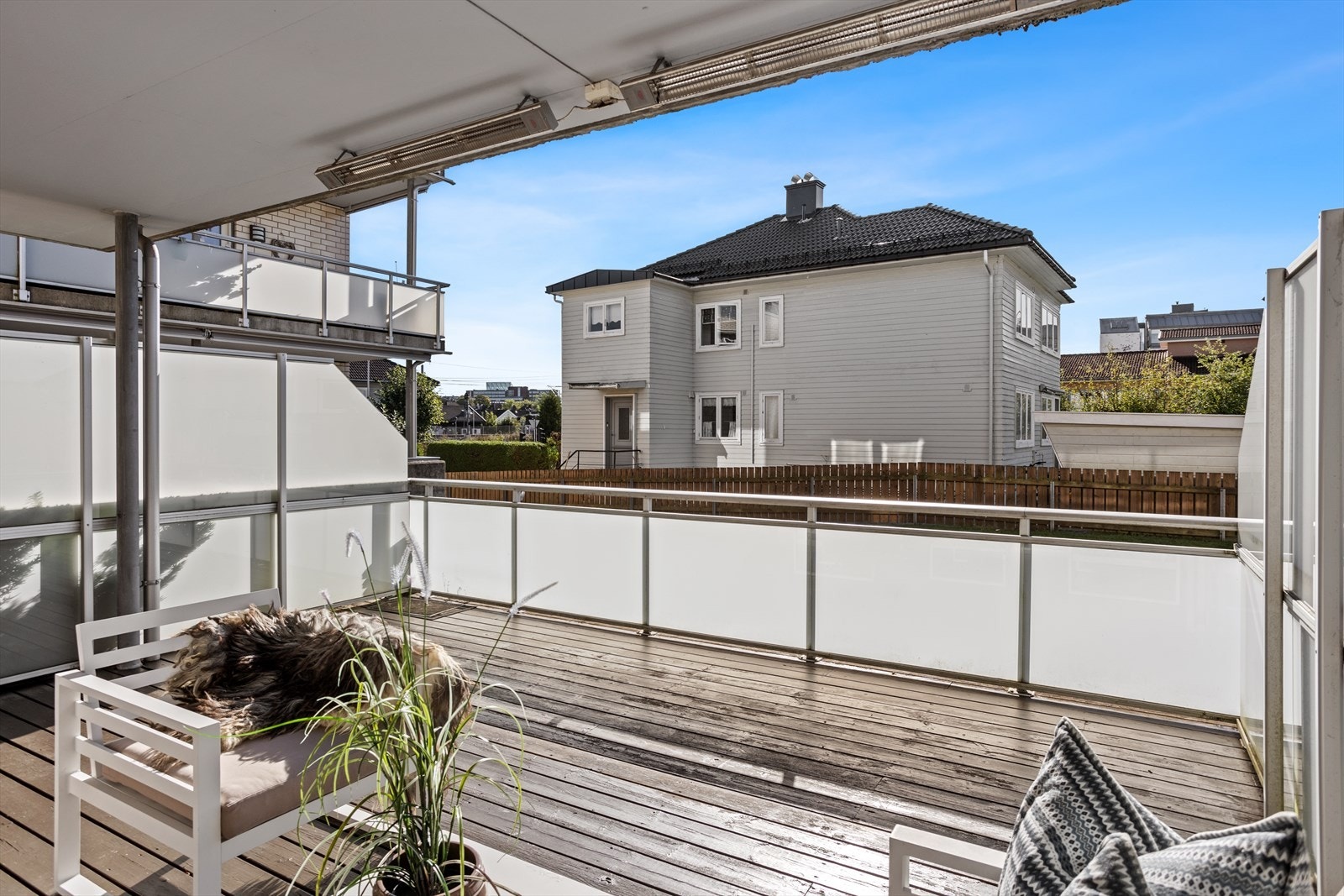 Store deler av terrassen har suveren skjerming av takoverbygg som gjør at man også kan sitte ute på dager med litt duskregn. Galleribilde