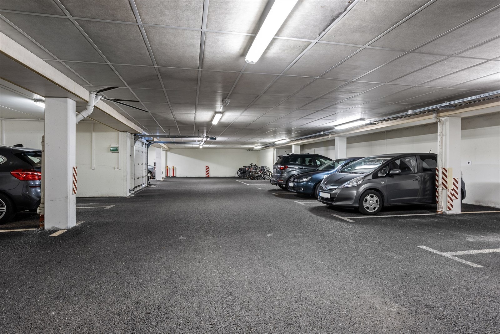 Garasjeanlegget er avstengt med elektrisk garasjeportsystem hvor det medfølger fjernkontroll. Galleribilde