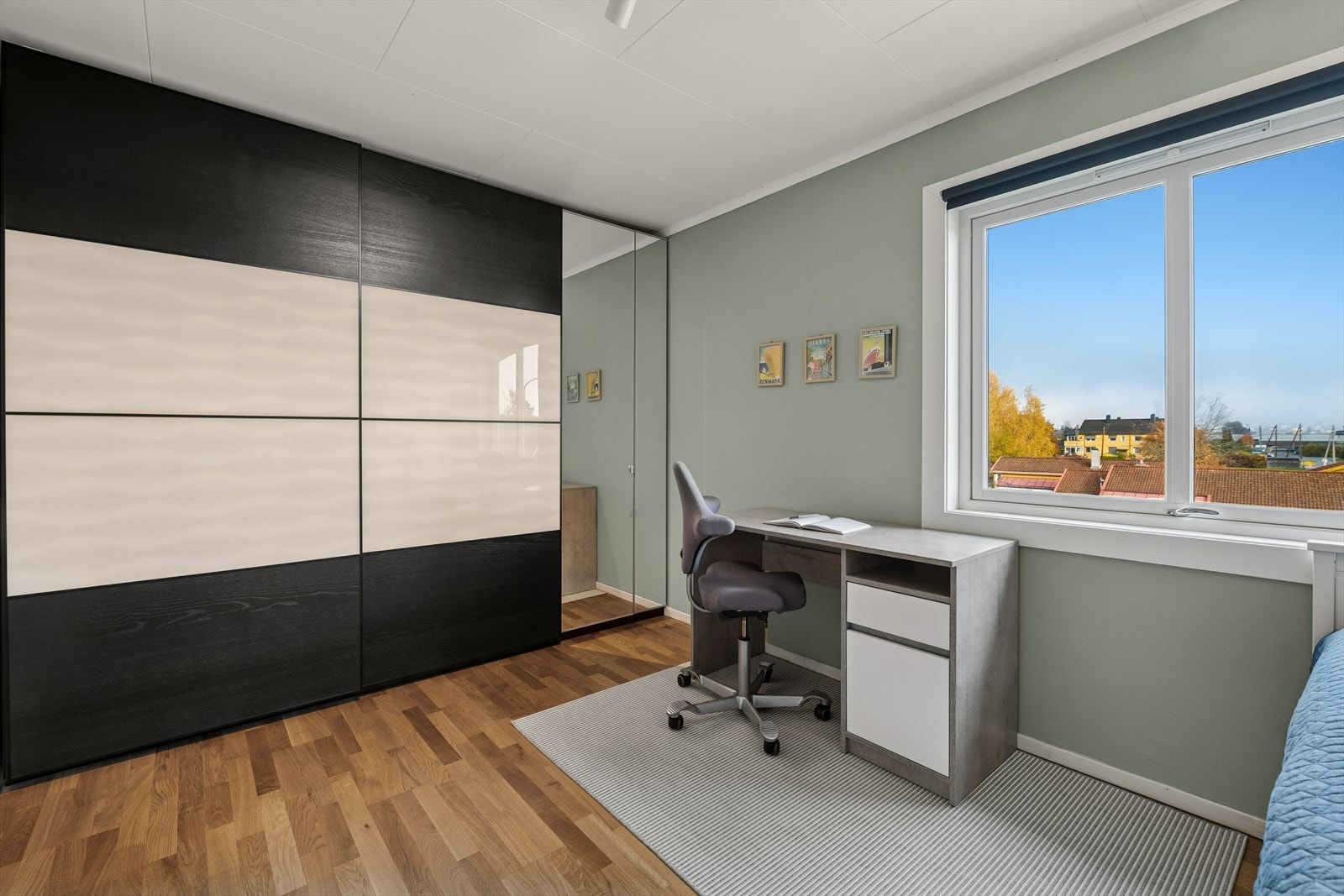 Det er godt med oppbevaringsplass i skapløsningen. Galleribilde