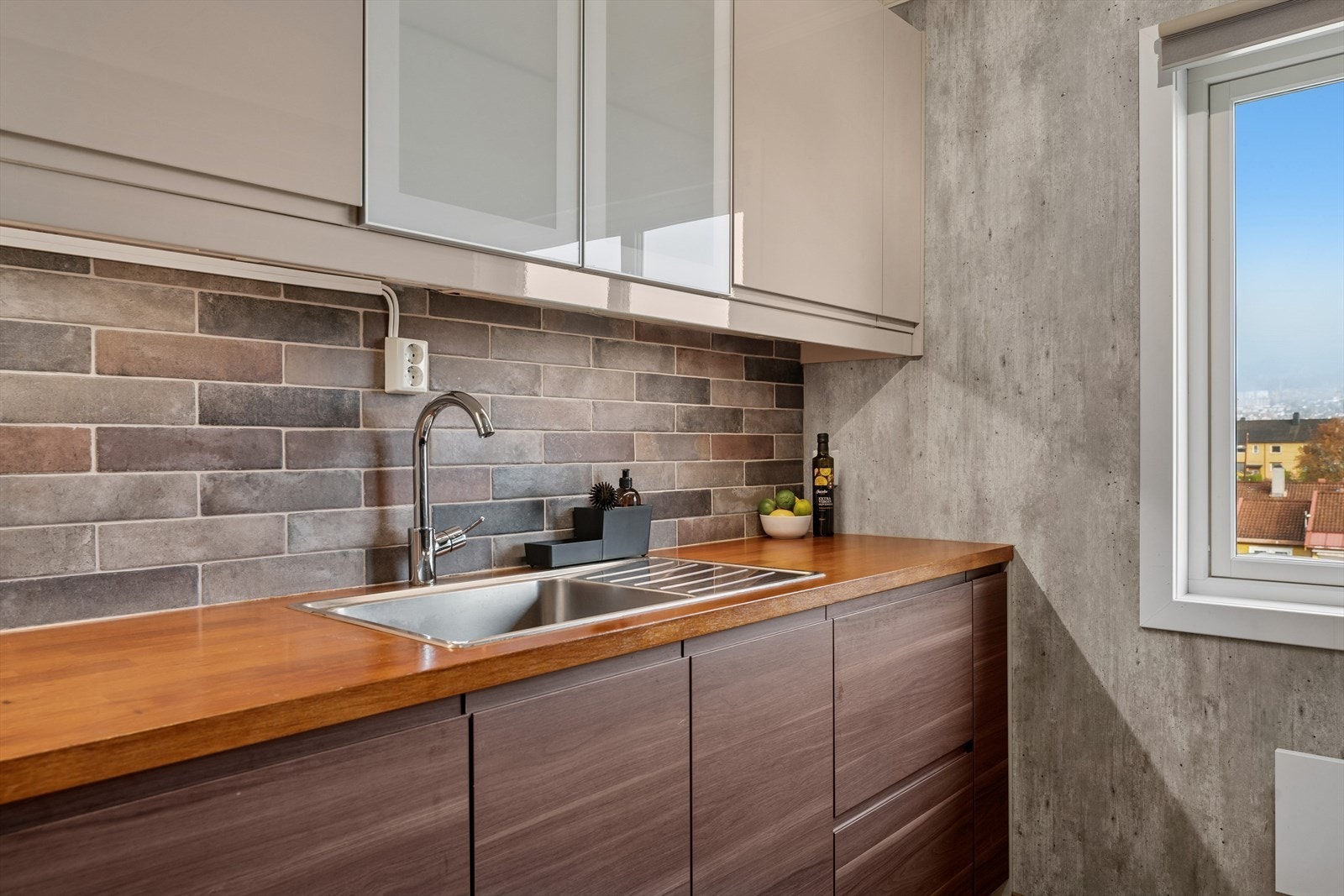 Det er gode arbeidsforhold på kjøkkenet i form av skap- og benkeplass. Galleribilde