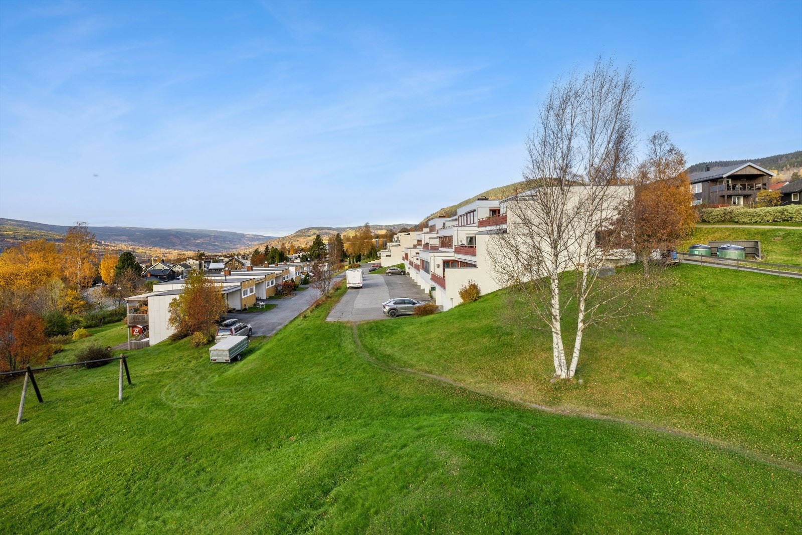 Felles eiet tomt for hele Stabbursvegen Terrasse brl. Fellesarealene er pent opparbeidet og beplantet med plenarealer og beplantninger. Gruset adkomst på baksiden av blokken og asfaltert gårdsplass og adkomst på forsiden. Galleribilde