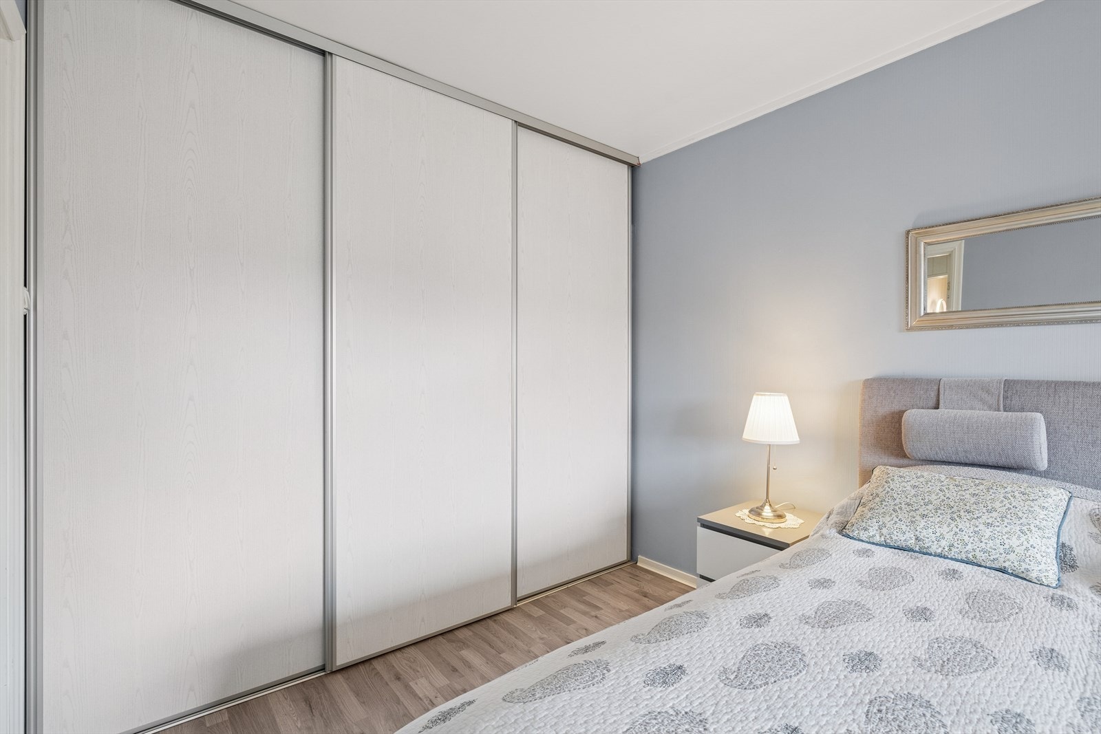 Romslig skyvedørsgarderobe på hovedsoverommet. Galleribilde