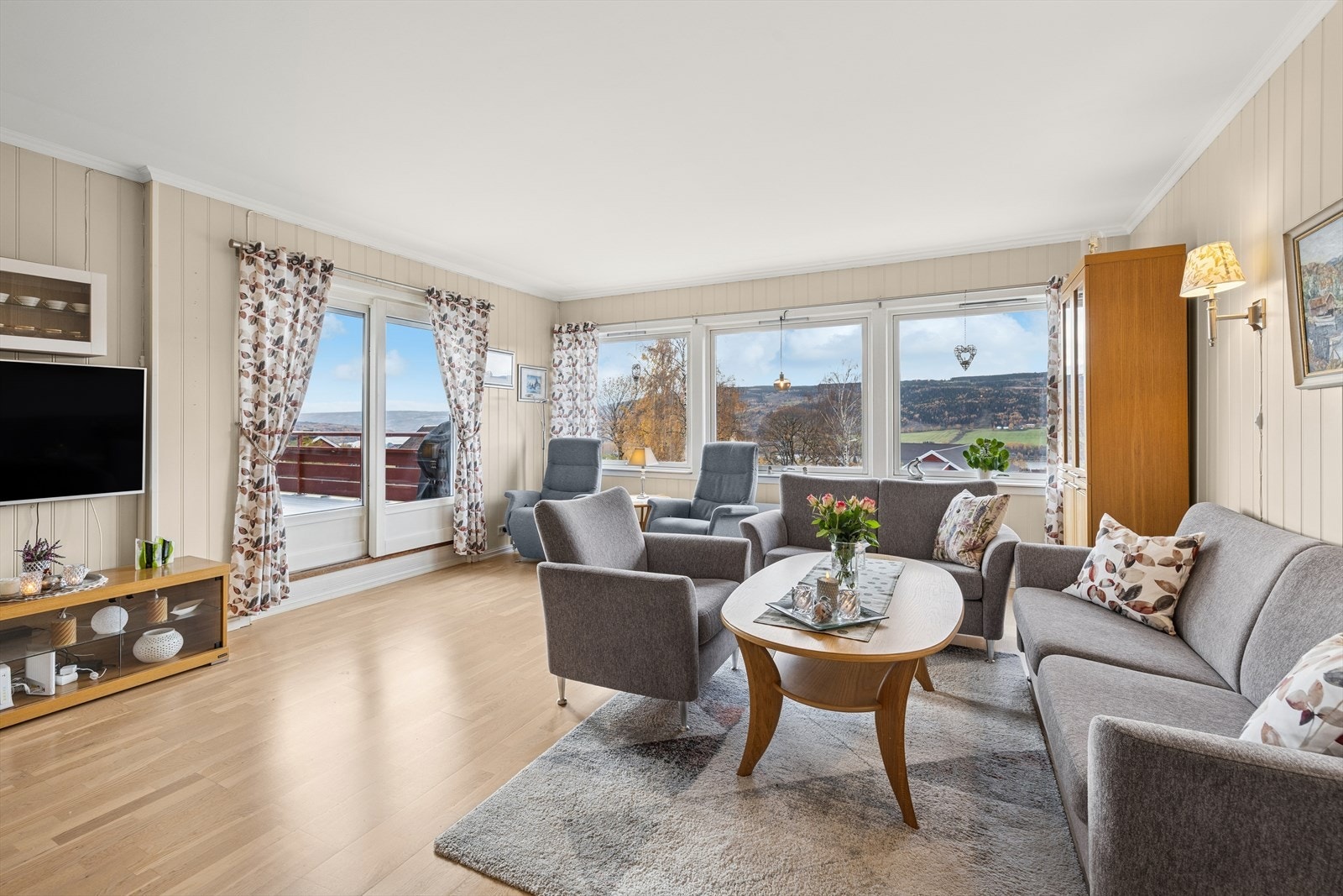 Stuen er lys og luftig, med god plass til flere sosiale soner. Galleribilde