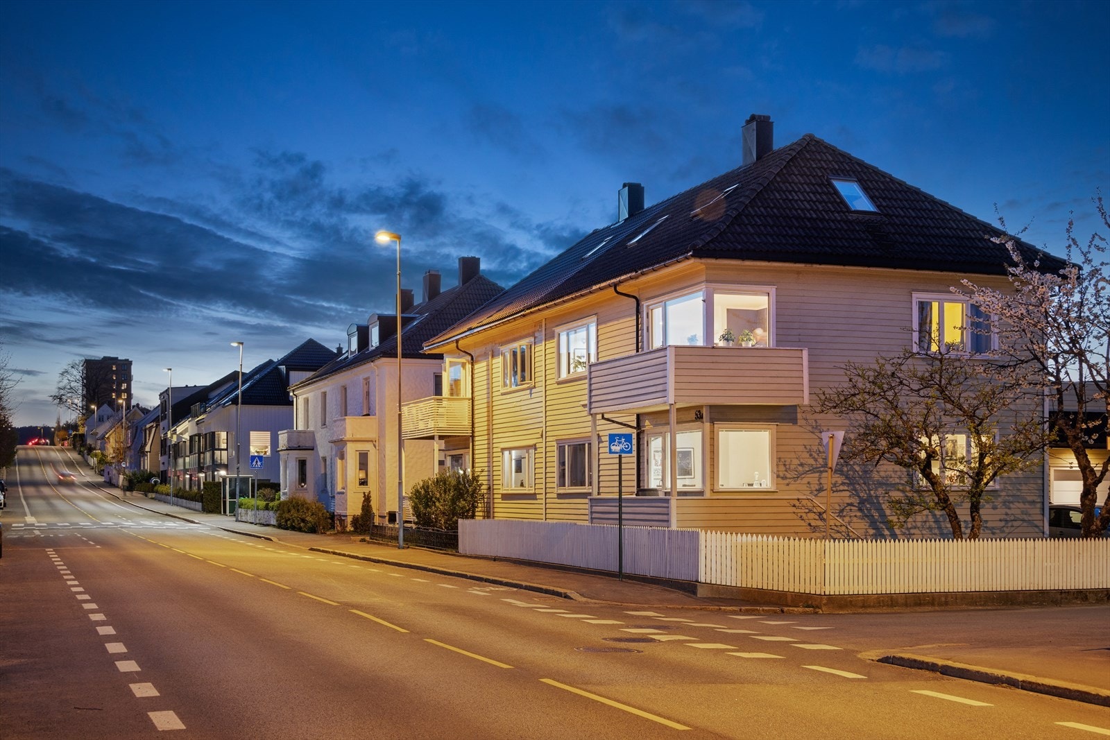 Velkommen til Marviksveien 53a, innholdsrik boligen med blant annet 2 hybler og leieinntekter pr kr 22.500,- Galleribilde