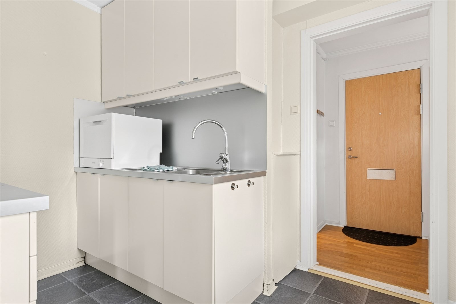 Hvitevarer på kjøkkenet medfølger i handelen. Galleribilde