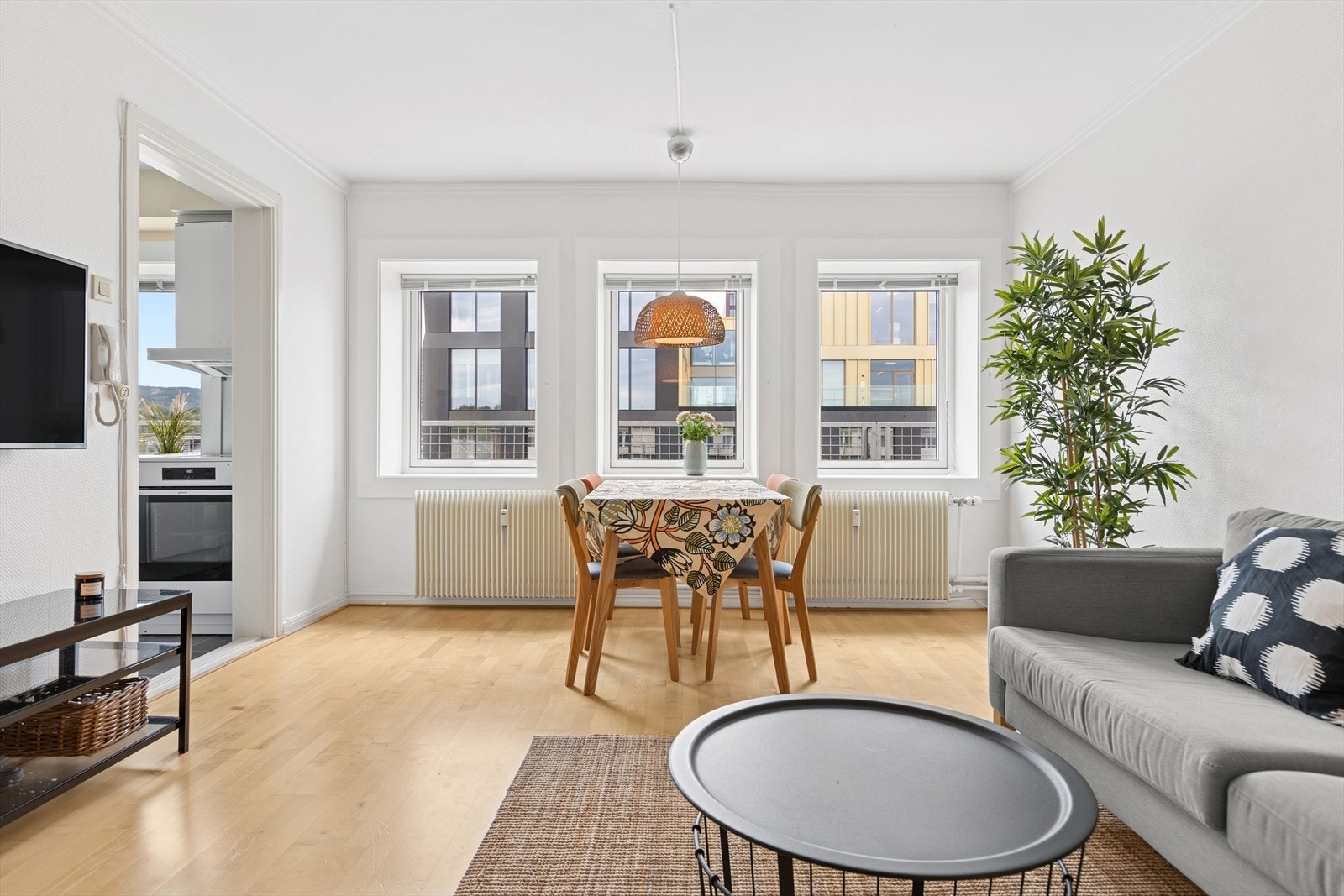 Leiligheten har en lys stue med store vindusflater som gir godt med naturlig lysinnslipp. Galleribilde