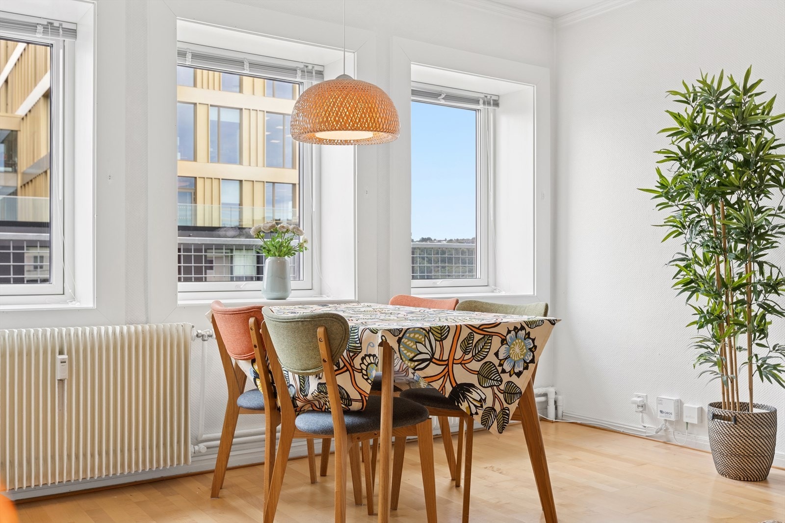 Leiligheten har behagelig oppvarming via fjernvarme og balansert ventilasjon for bedre inneklima. Galleribilde