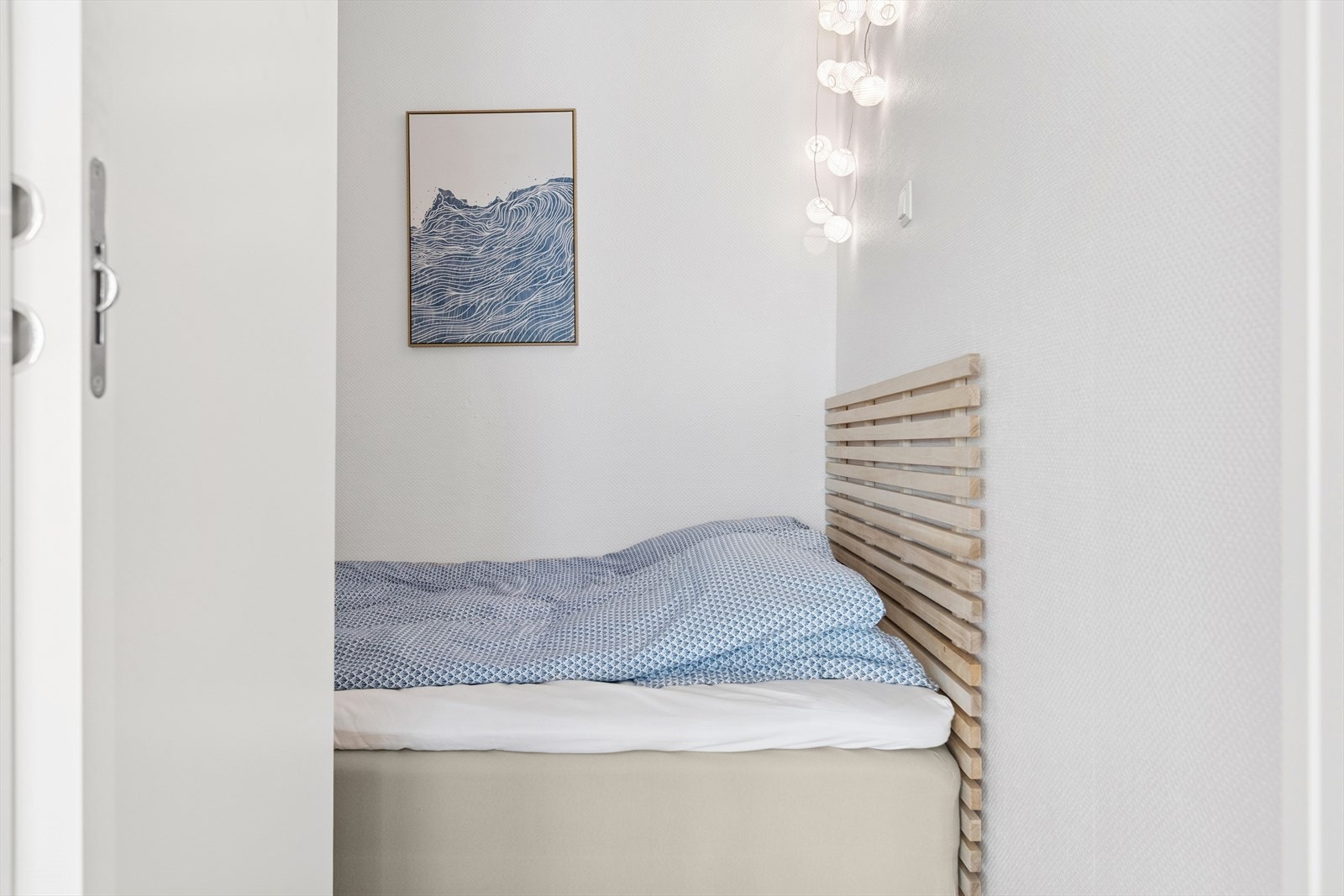 Skyvedørsgarderobe medfølger og gir god plass for klær. Galleribilde