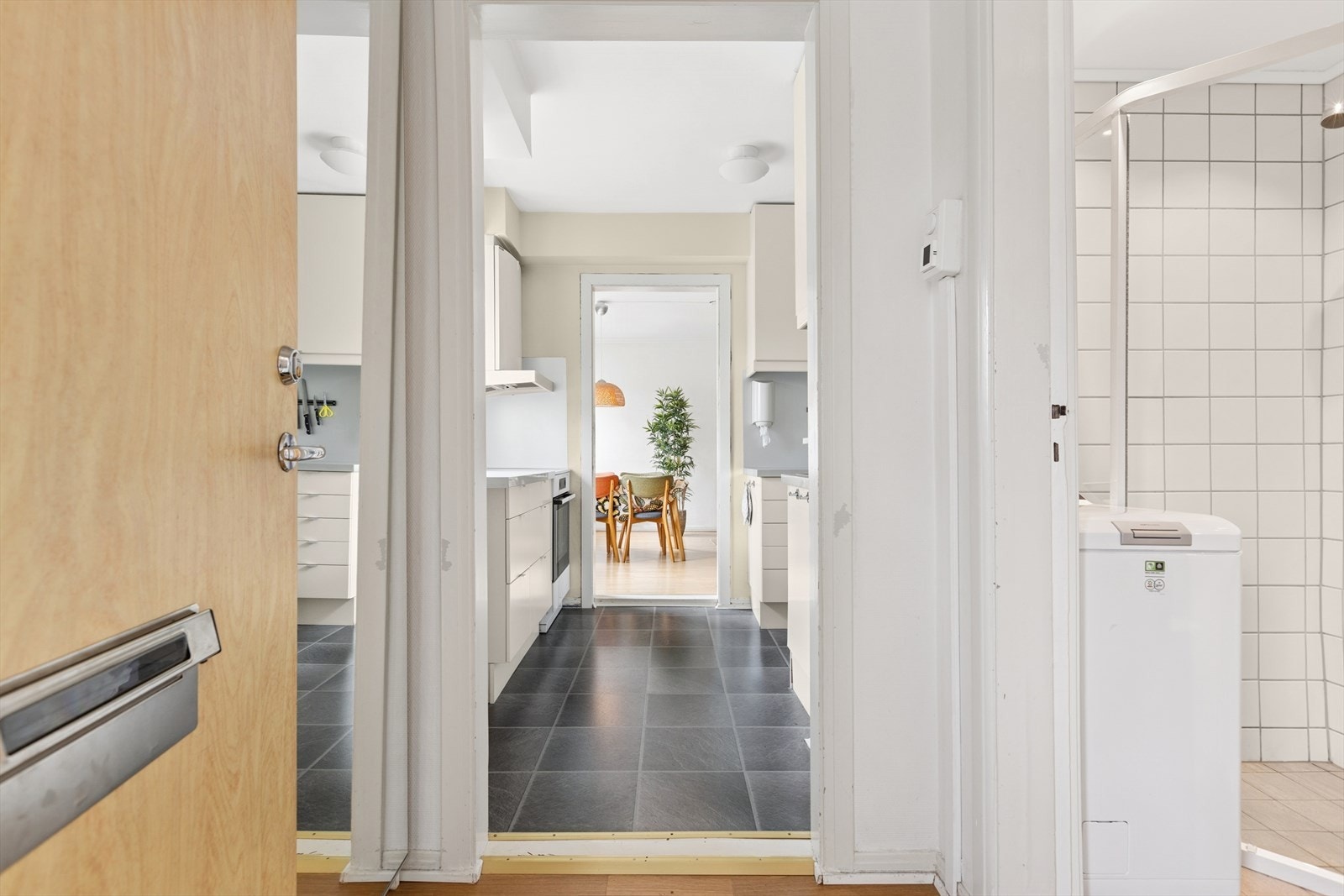 Entré på 2,7m² med garderobeskap og plass for yttertøy. Herfra har man inngang til bad og videre inn til kjøkken og stue. Galleribilde