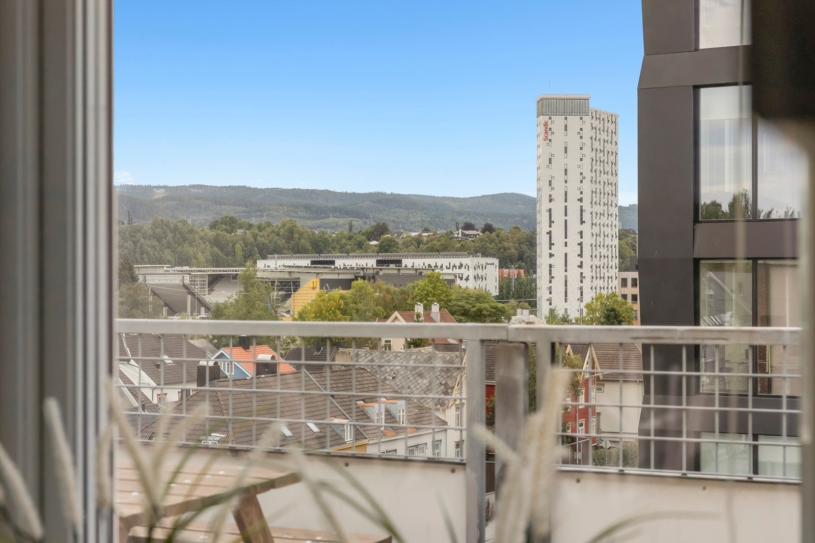 Utsikt mot Lerkendal Stadion fra kjøkken. Galleribilde