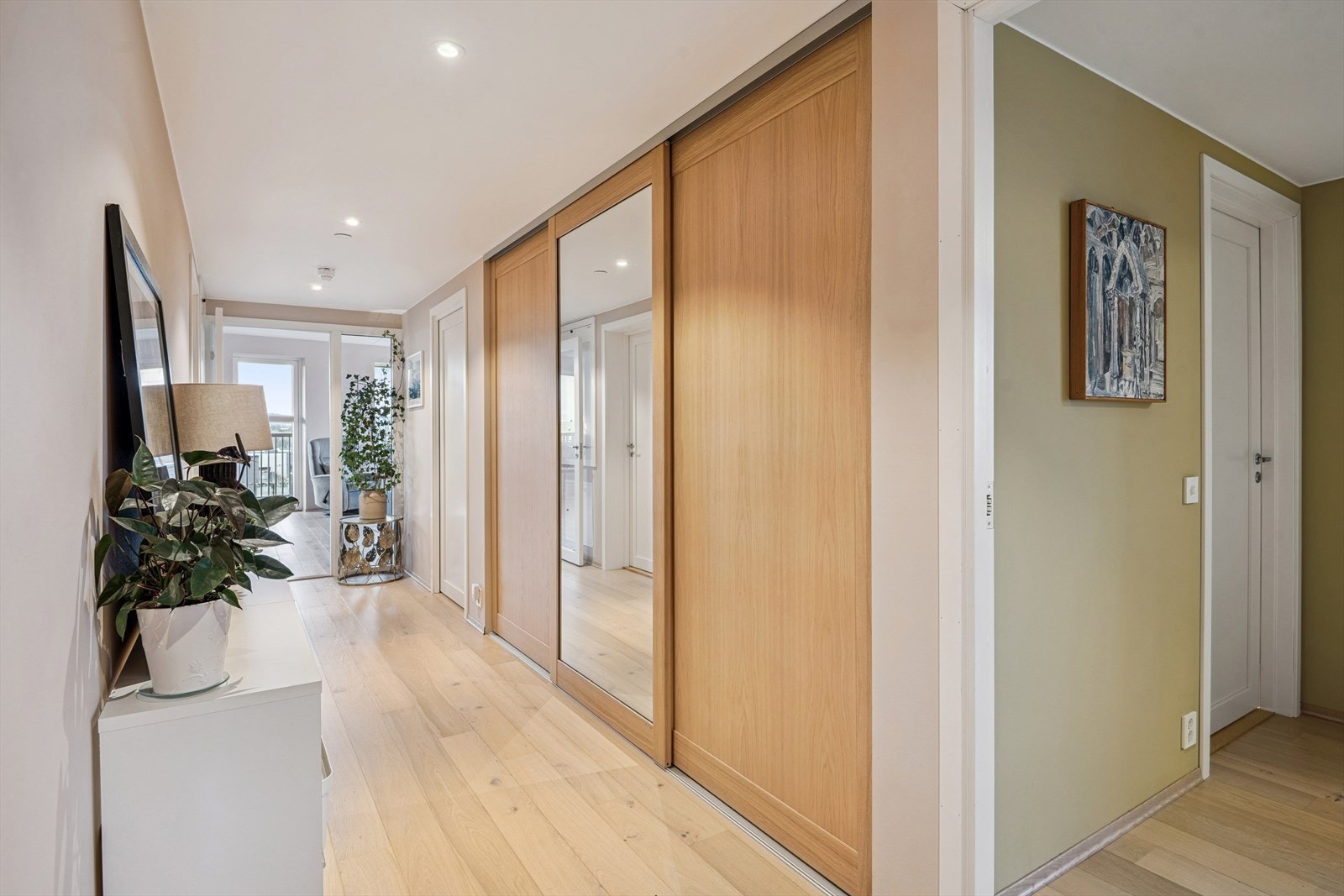 Entréen har en flott skyvedørsgarderobe. Leiligheten har takhøyde på 2.7 meter i alle oppholdsrom. Galleribilde