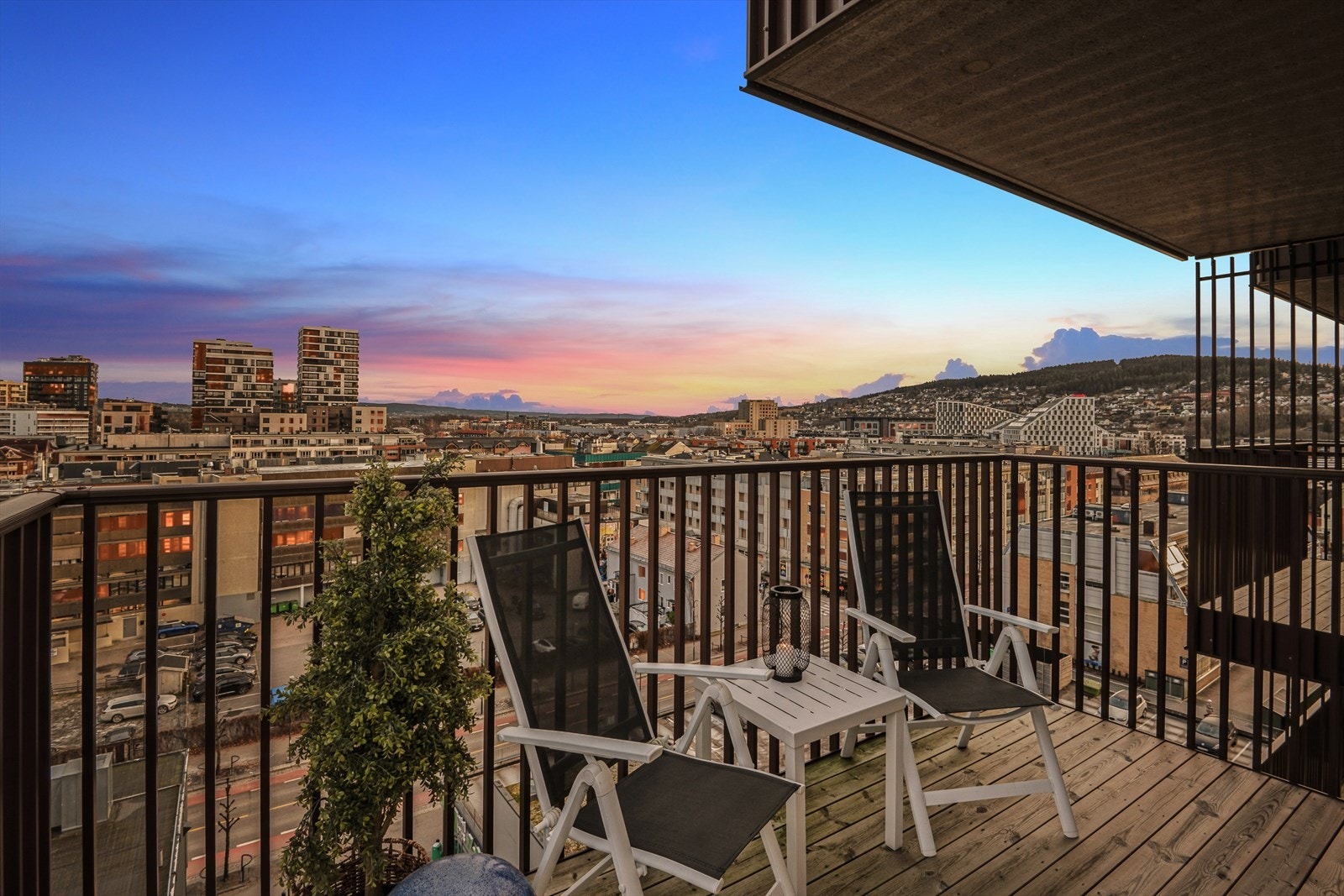 Balkong nr. 2 med utgang fra Master bedroom og utsikt mot syd/øst Galleribilde