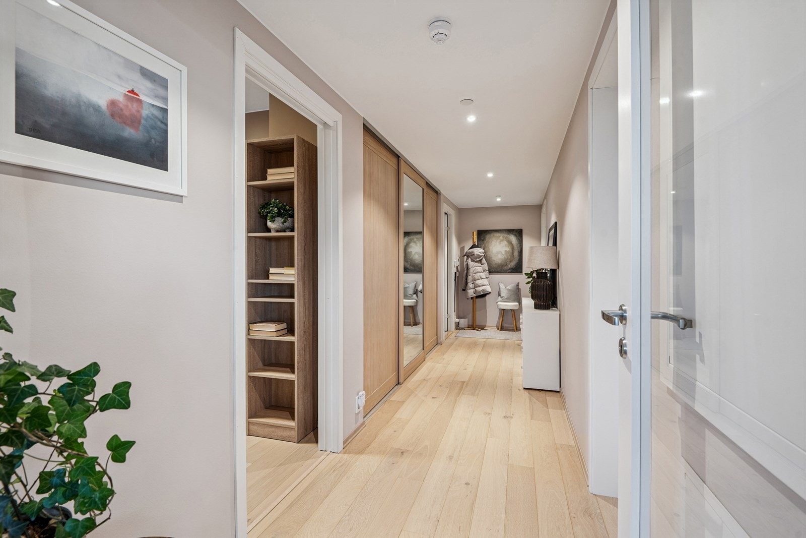 Moderne 1-stavs parkett gjennom leiligheten skaper et helhetlig inntrykk. Galleribilde