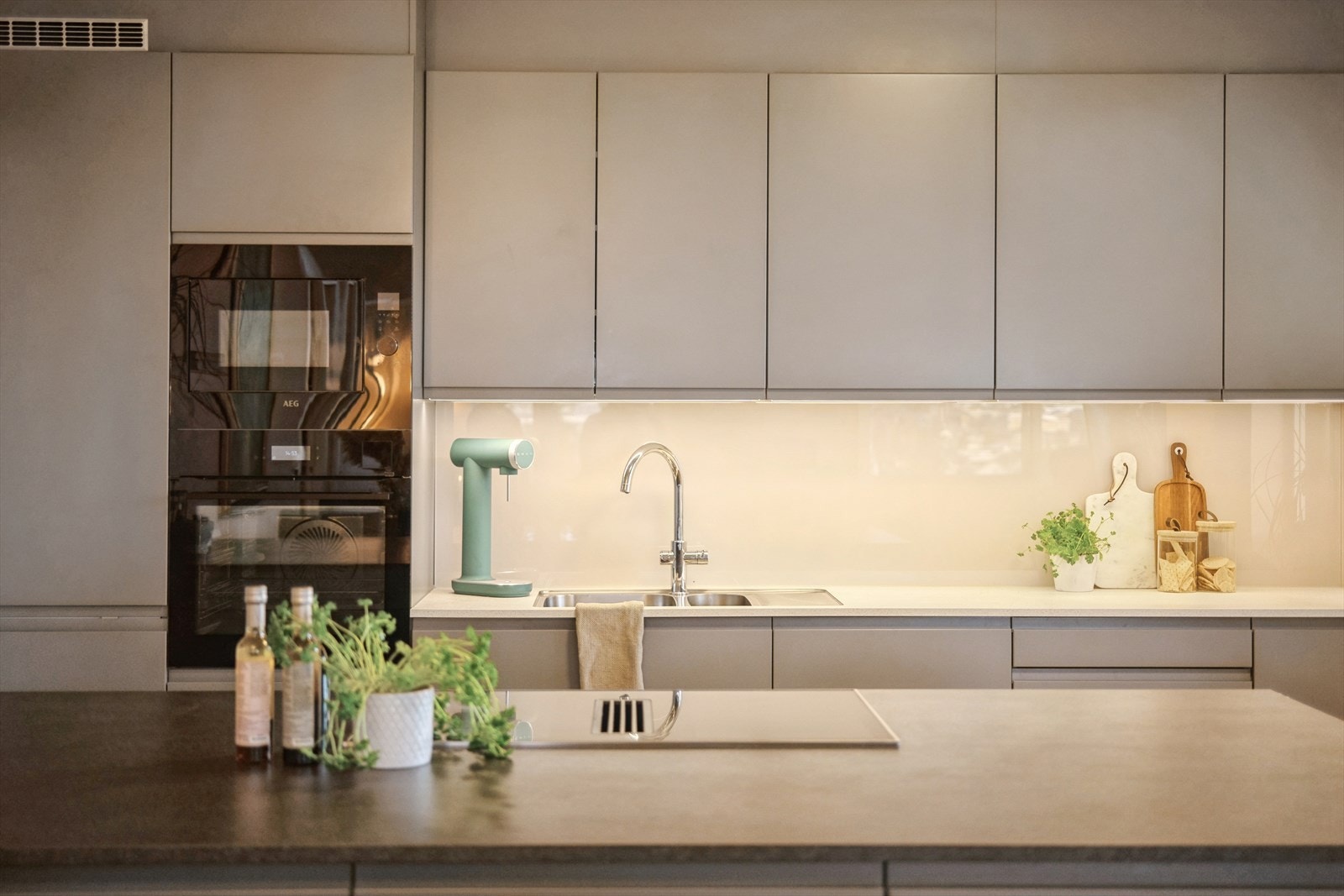 Høyskap med integrert stekeovn og mikrobølgeovn i praktisk arbeidshøyde. Galleribilde