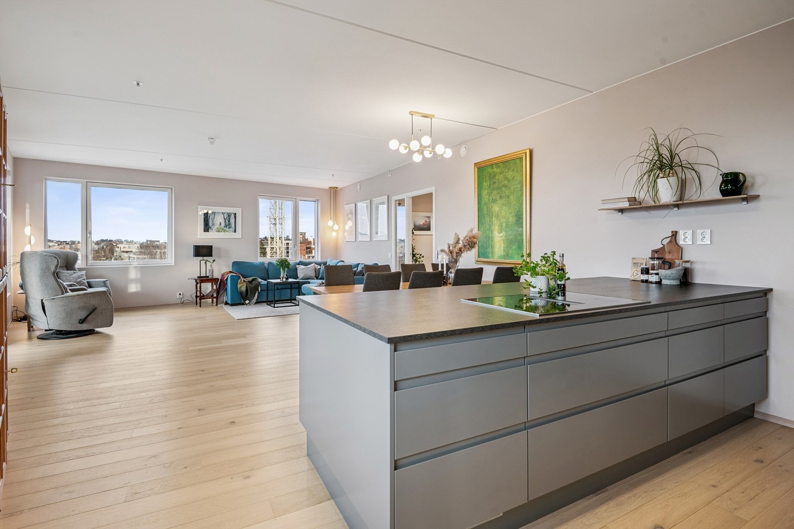 Kjøkkenet har godt med skap- og benkeplass. Galleribilde