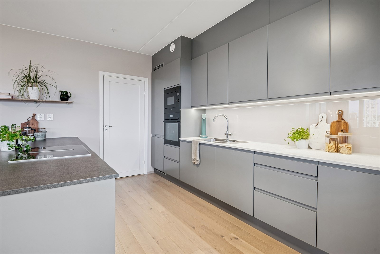 Kjøkkenet har integrert platetopp, stekeovn, micro, kjøleskap og oppvaskmaskin. Innenfor kjøkken et er vaskerommet. Galleribilde