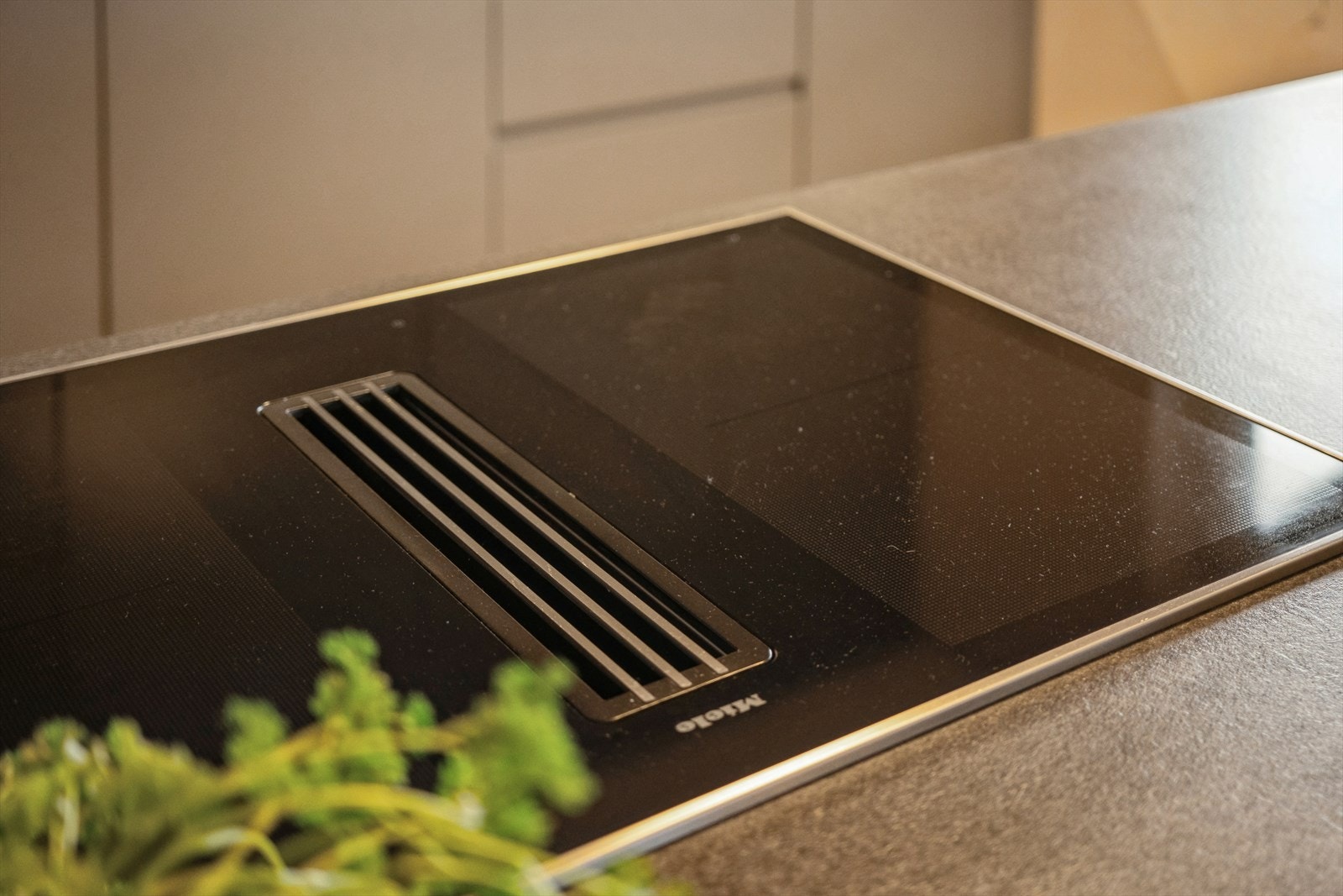 Miele komfyrtopp med integrert kjøkkenvifte. Galleribilde