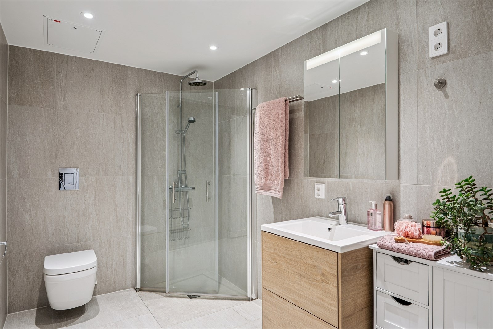 Leiligheten har to stilrene bad, begge med flislagte overflater og moderne innredning. Galleribilde